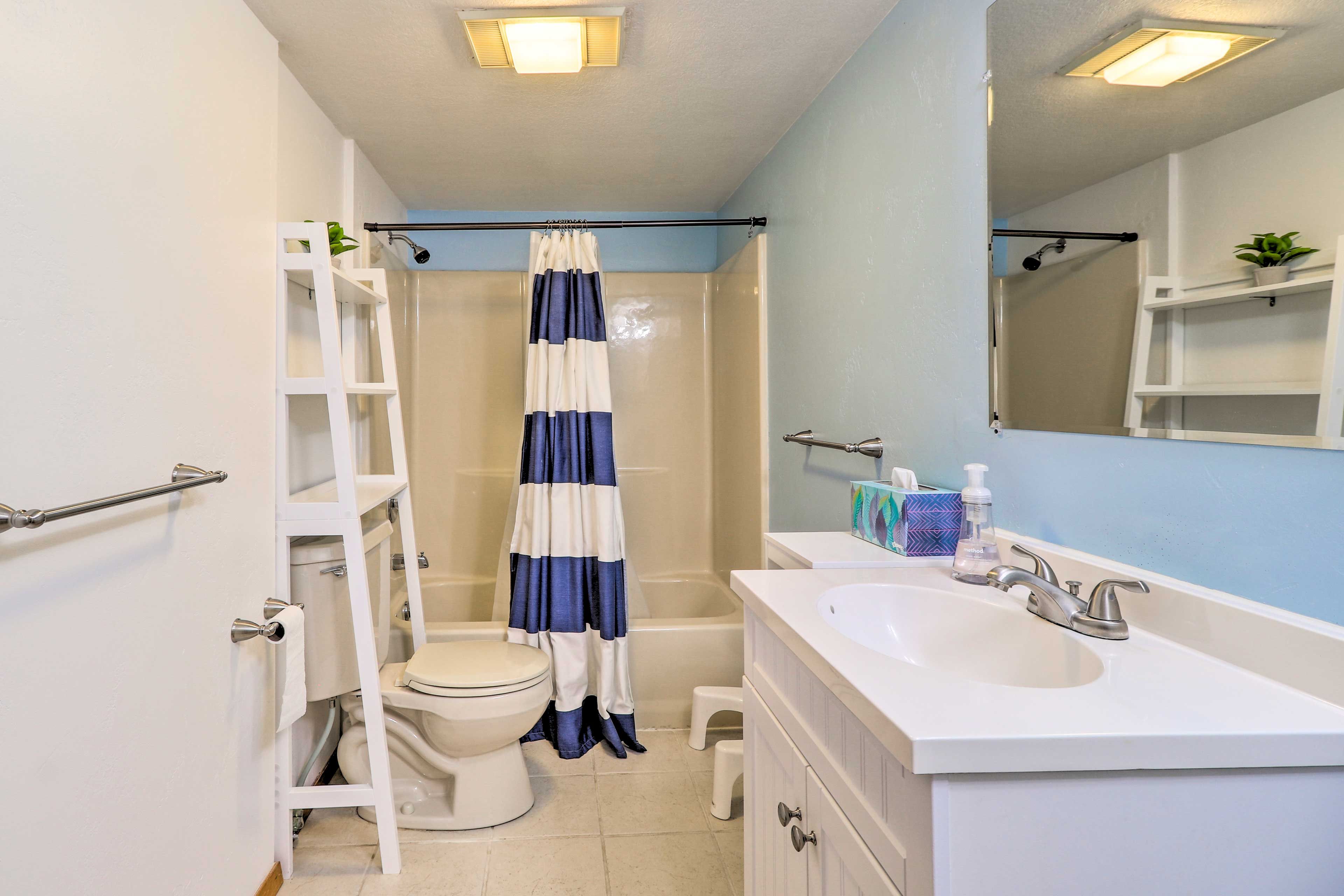 Full Bathroom | Towels Provided | Complimentary Toiletries
