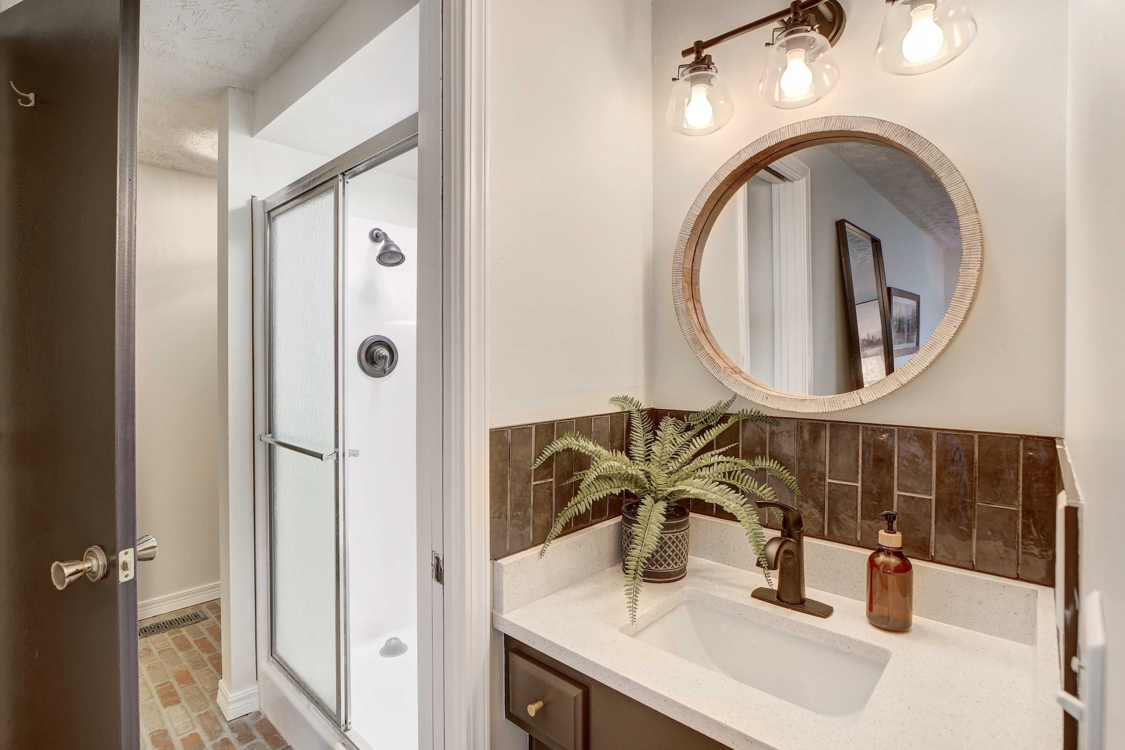 Full Bathroom | Towels Provided | Hair Dryer