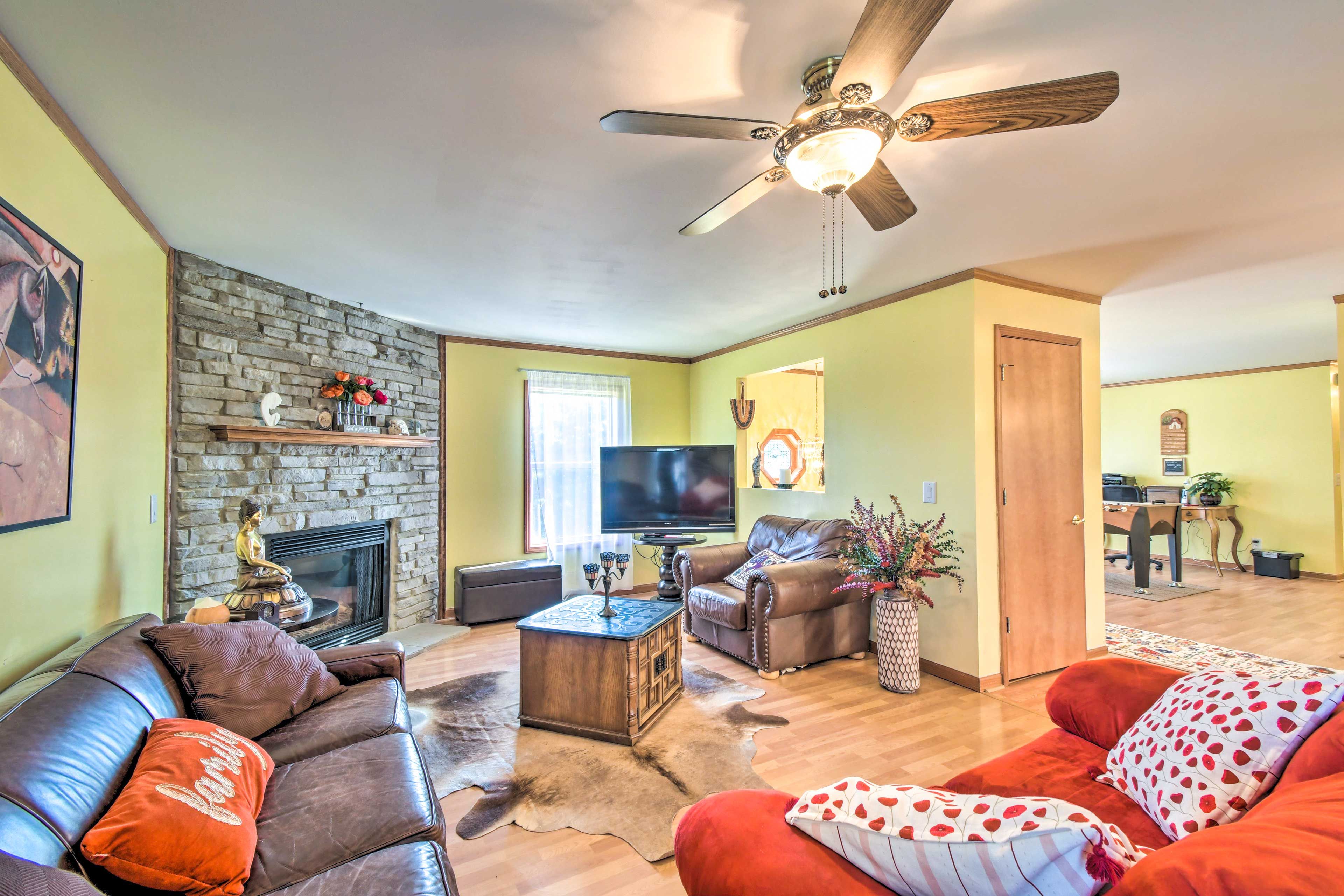 Living Room | Smart TV | Fireplace | Central Heating & Air Conditioning