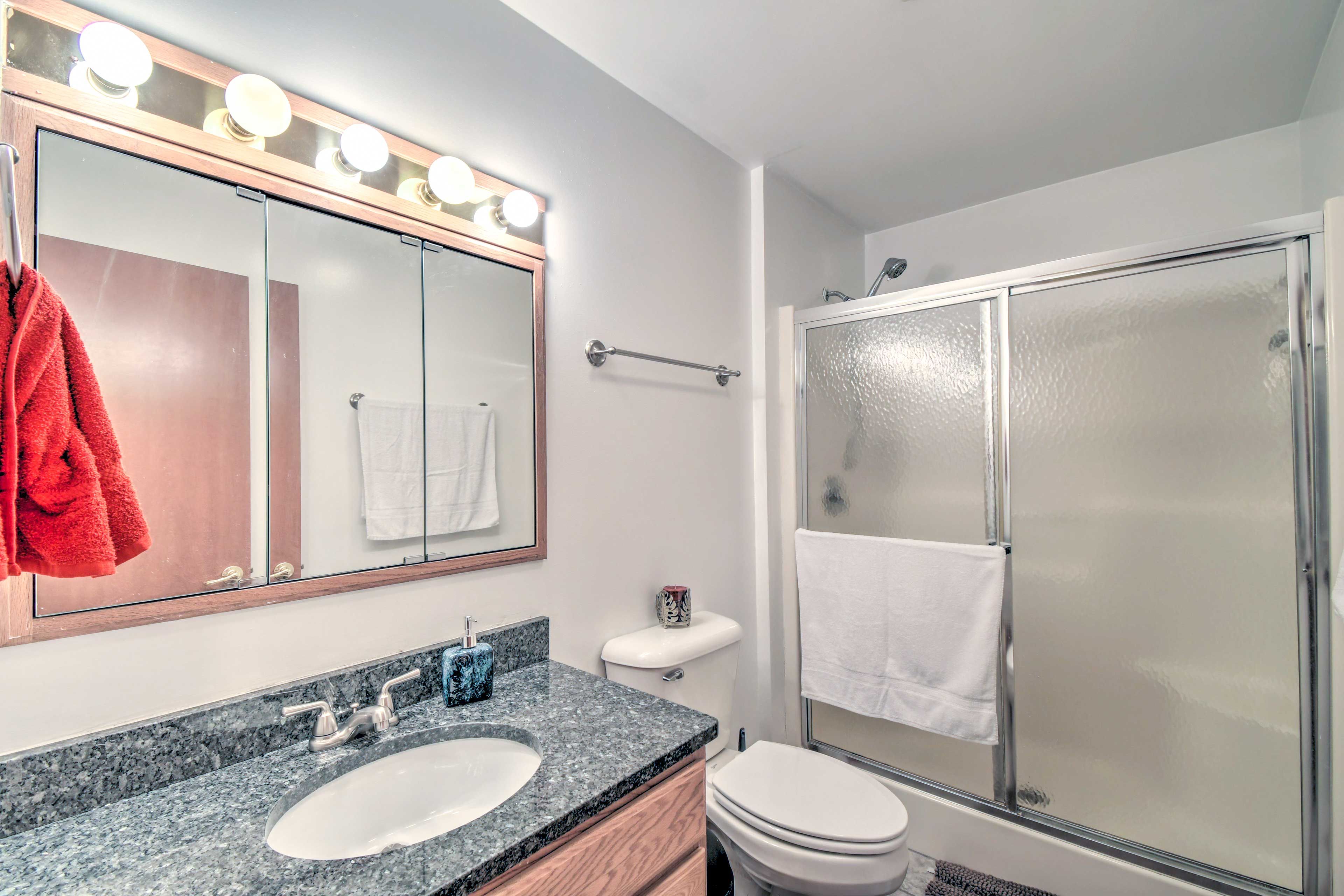 Full Bathroom | Shower/Tub Combo | Towels Provided