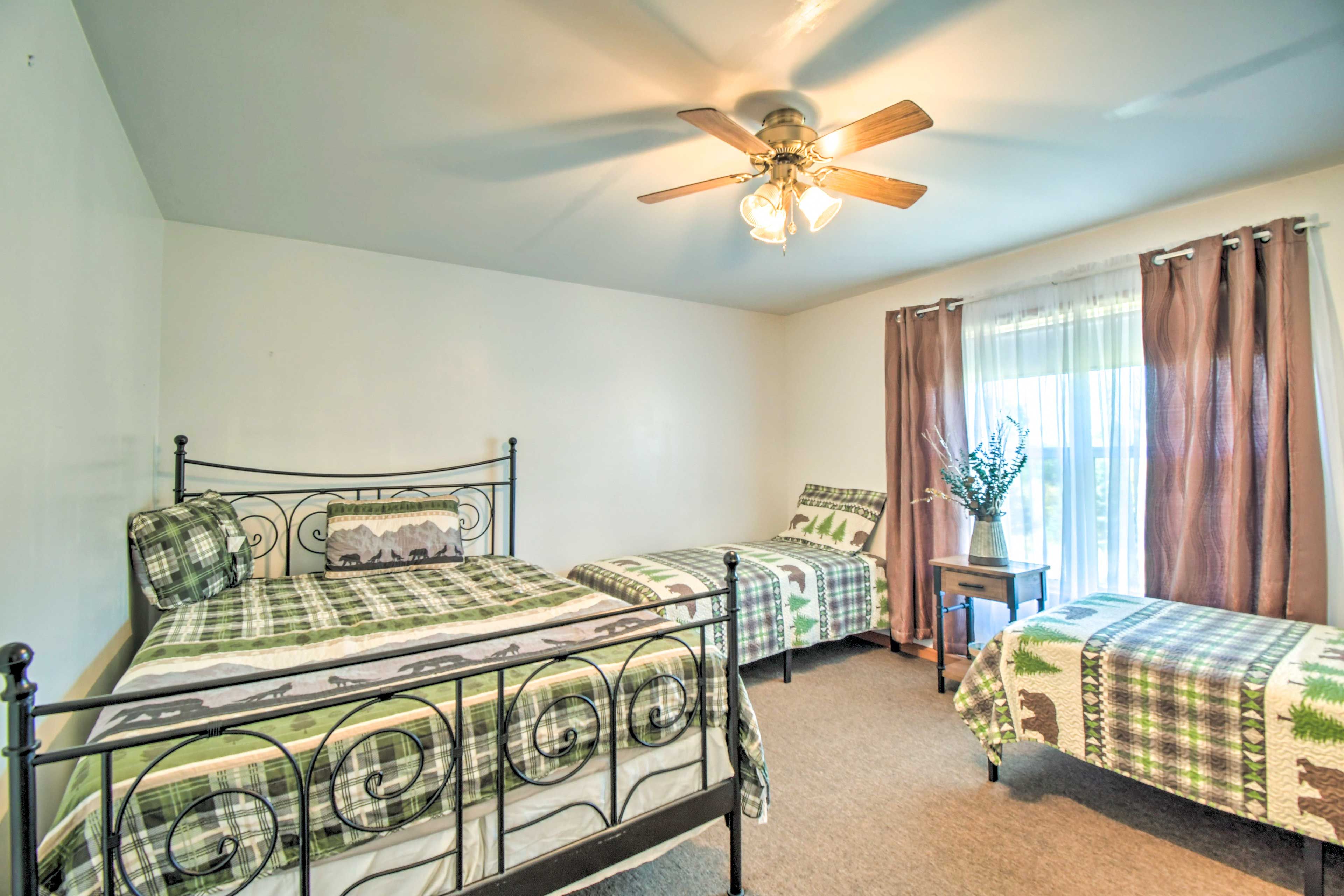 Bedroom 2 | Queen Bed | 2 Twin Beds | Ceiling Fans