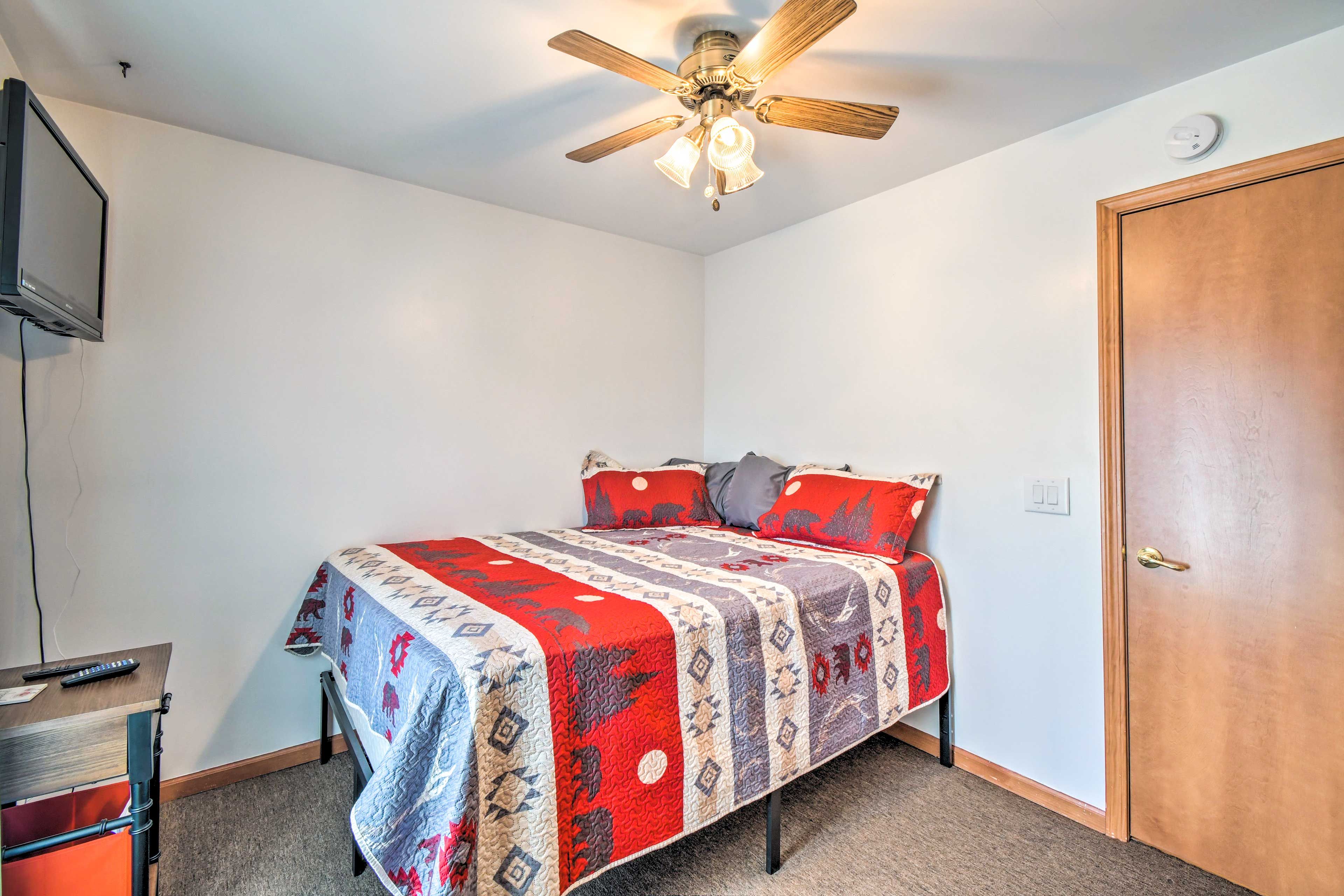 Bedroom 1 | Queen Bed | Smart TV | Closet