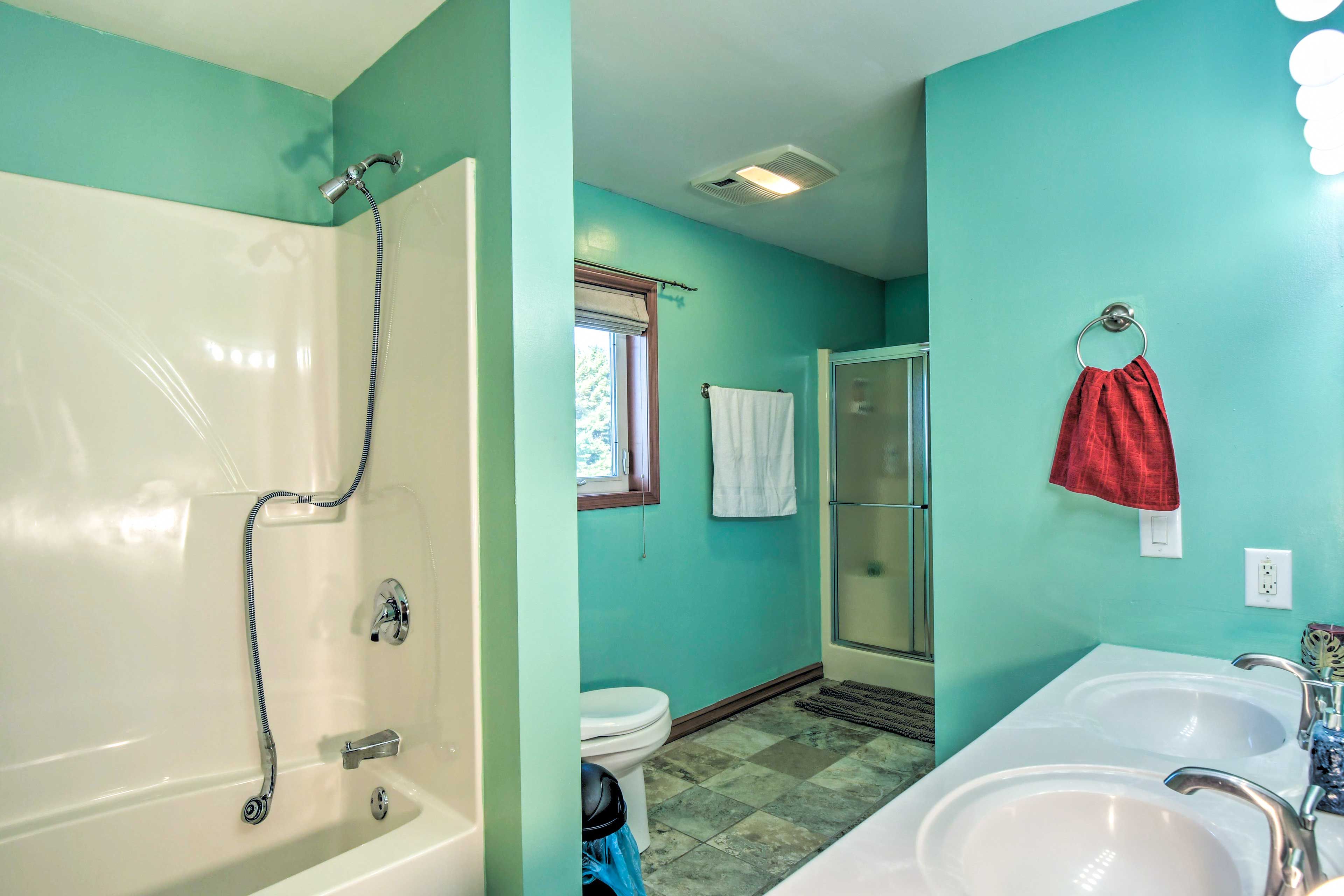Full Bathroom | Shower/Tub Combo | Walk-In Shower