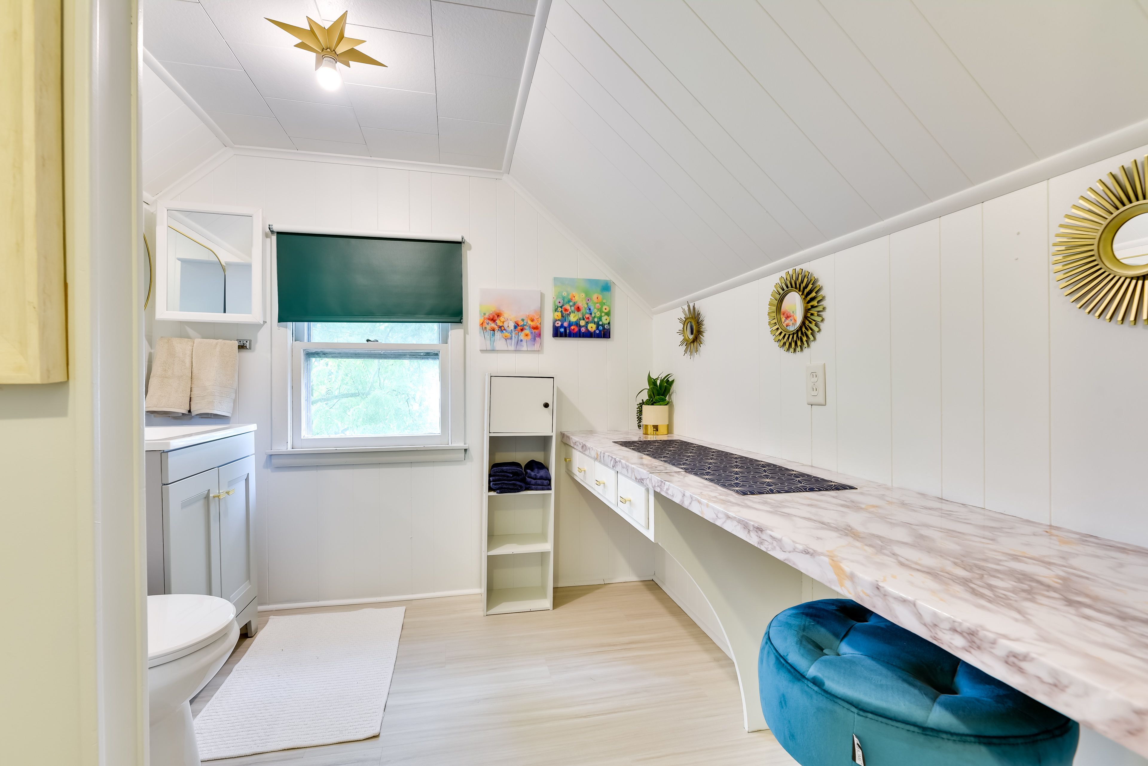 En-Suite Half Bathroom | Towels Provided | Complimentary Toiletries