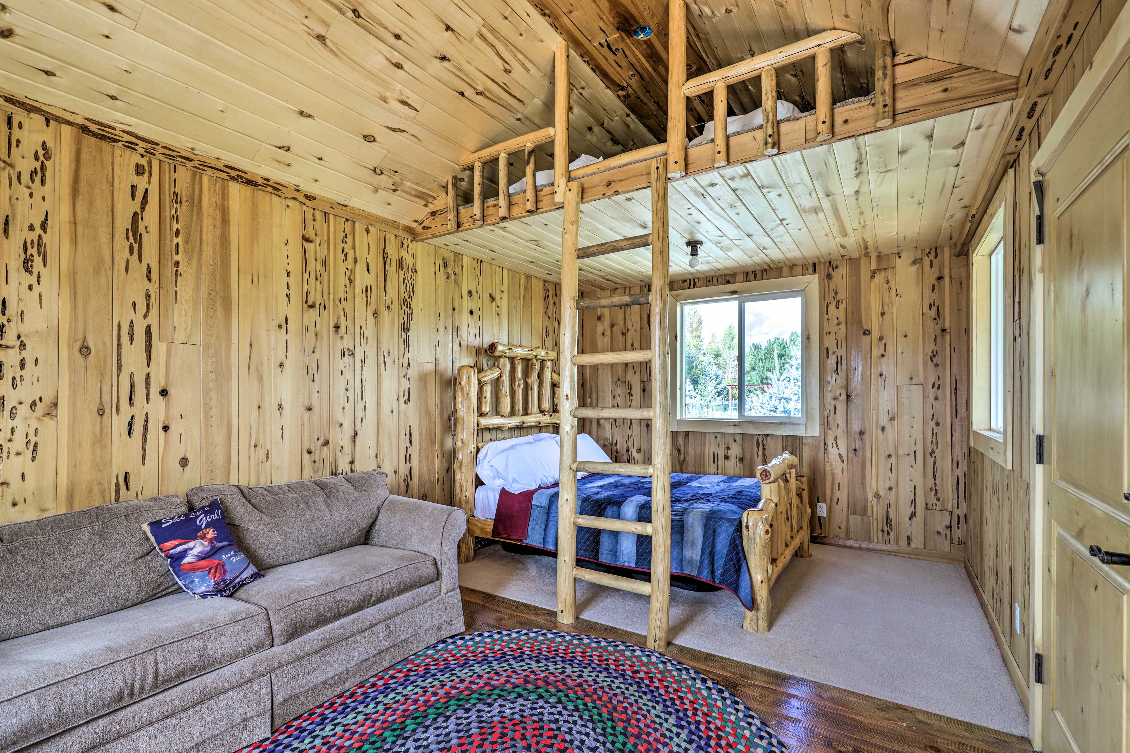 Detached Guest House | Queen Bed | Queen Sleeper Sofa | 2 Twin Mattresses (Loft)