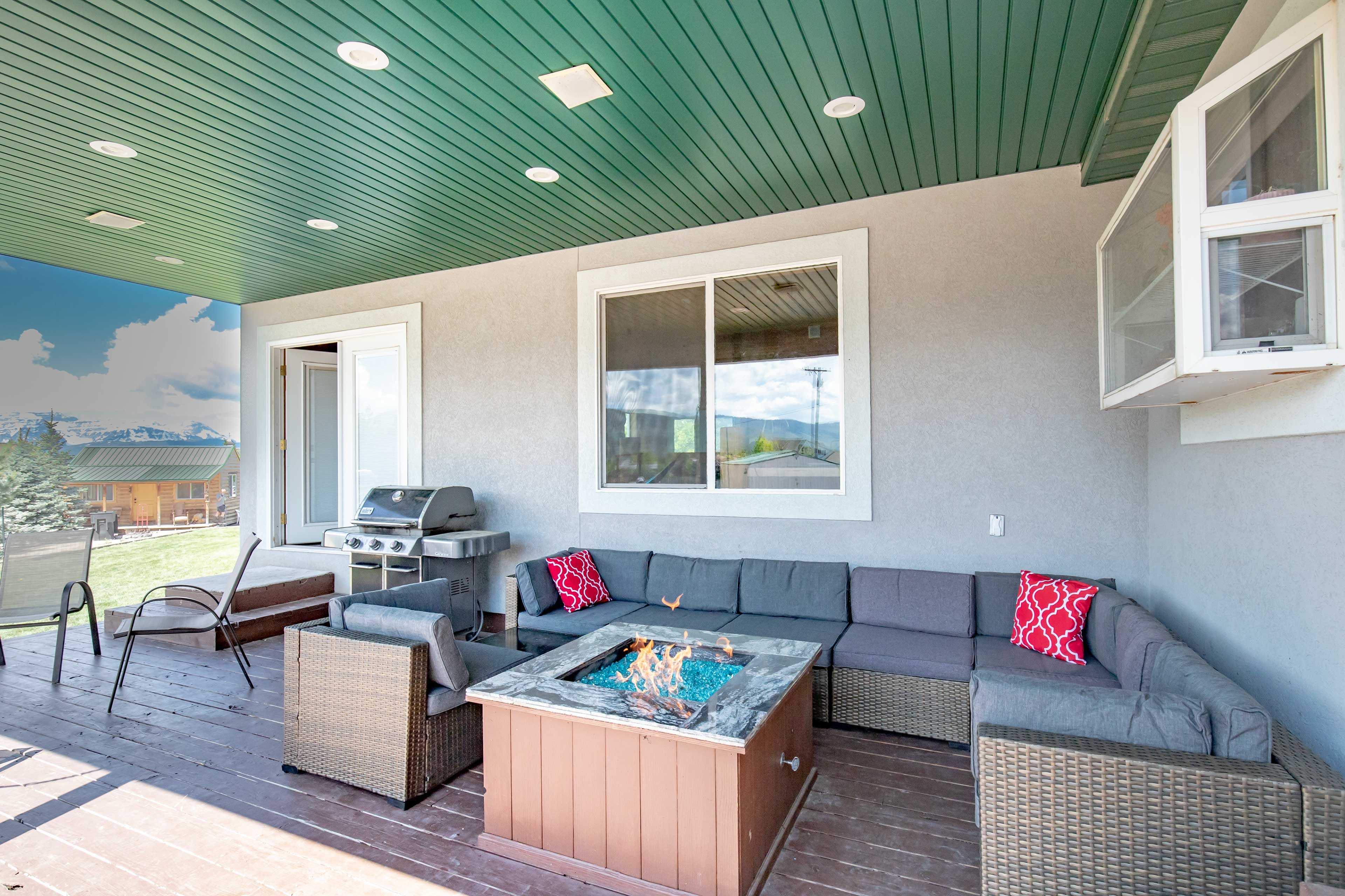 Covered Deck | Gas Fire Pit | Hammock