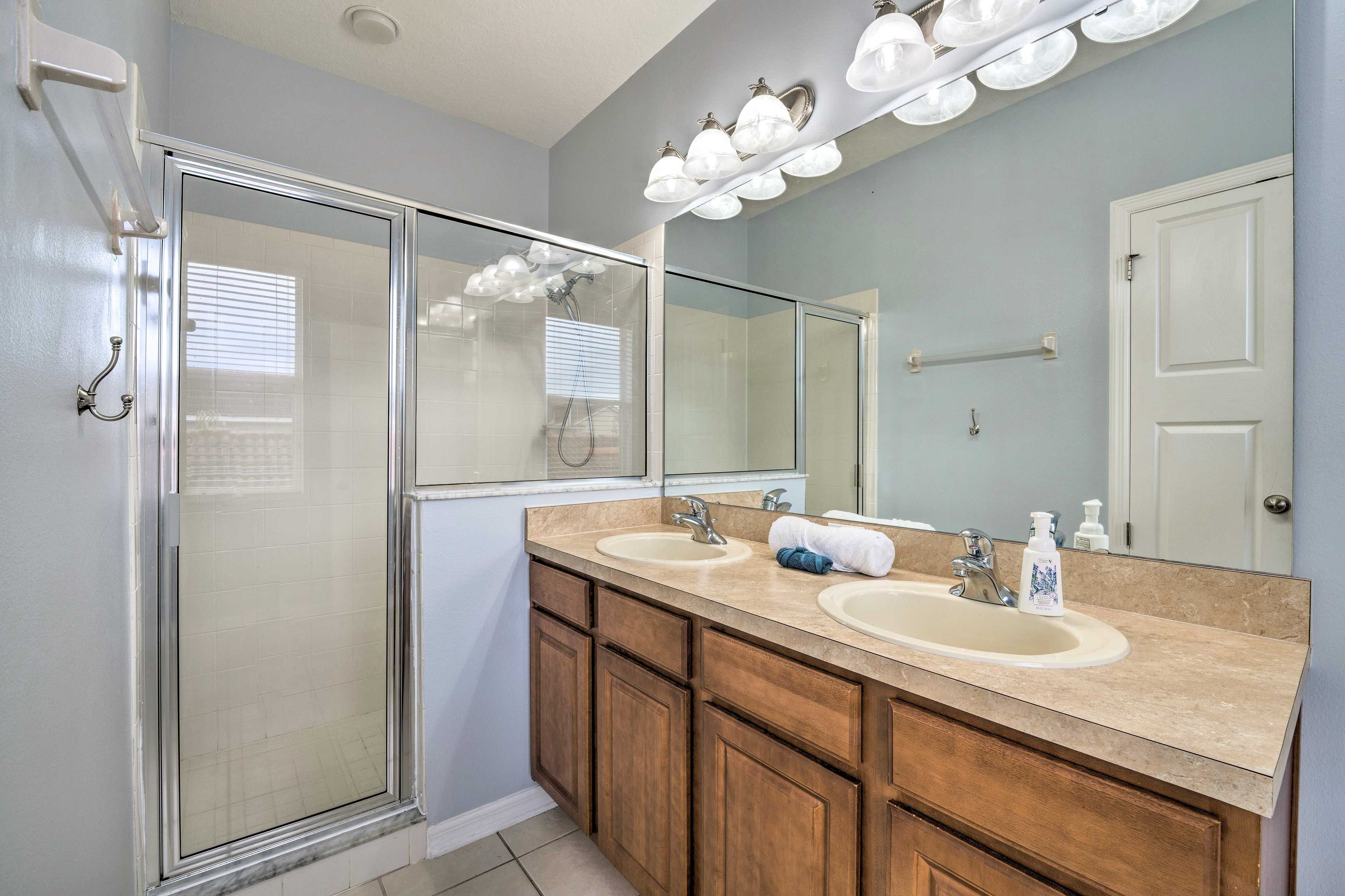 Full Bathroom | Towels Provided | Complimentary Toiletries