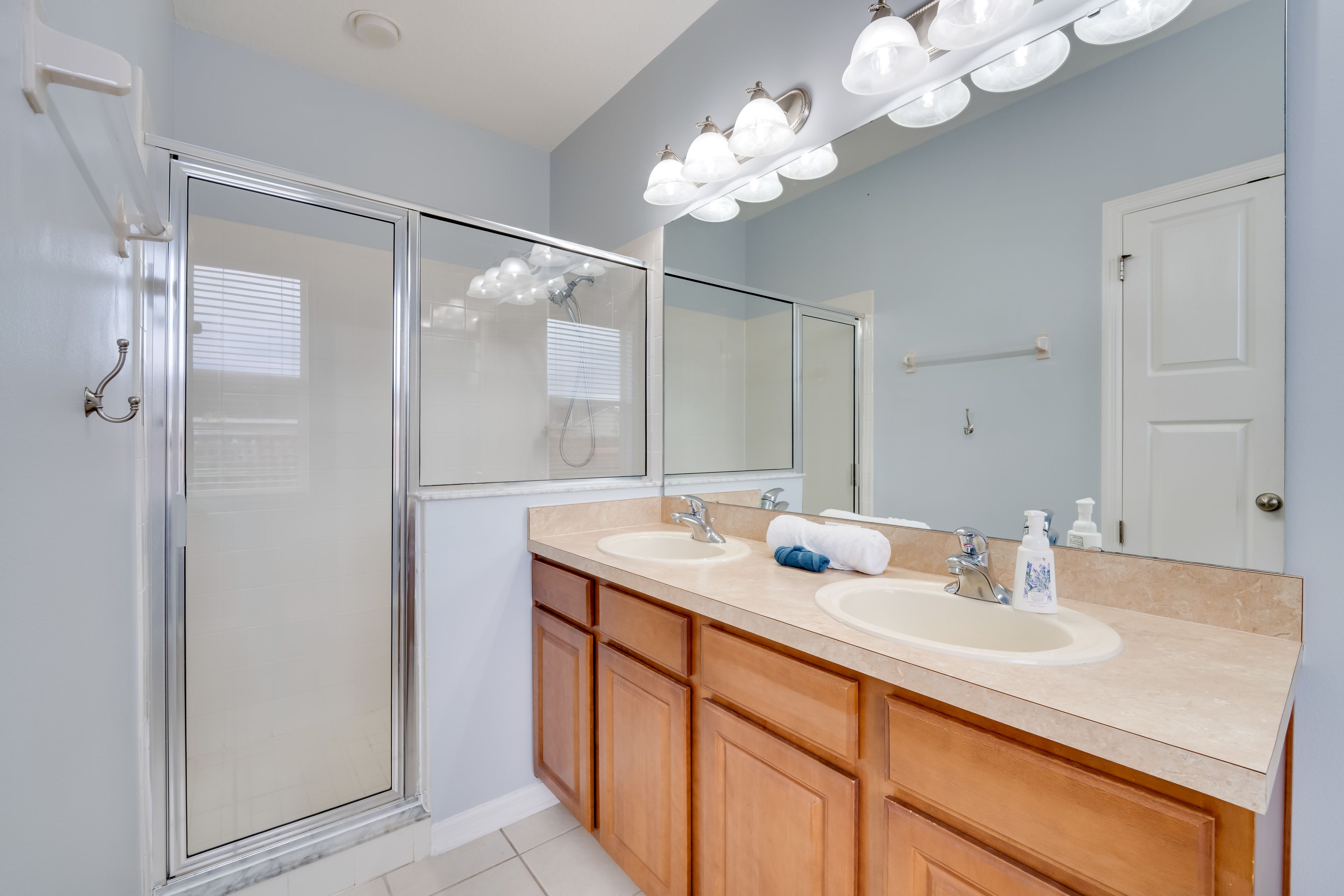 Full Bathroom | Towels Provided | Complimentary Toiletries