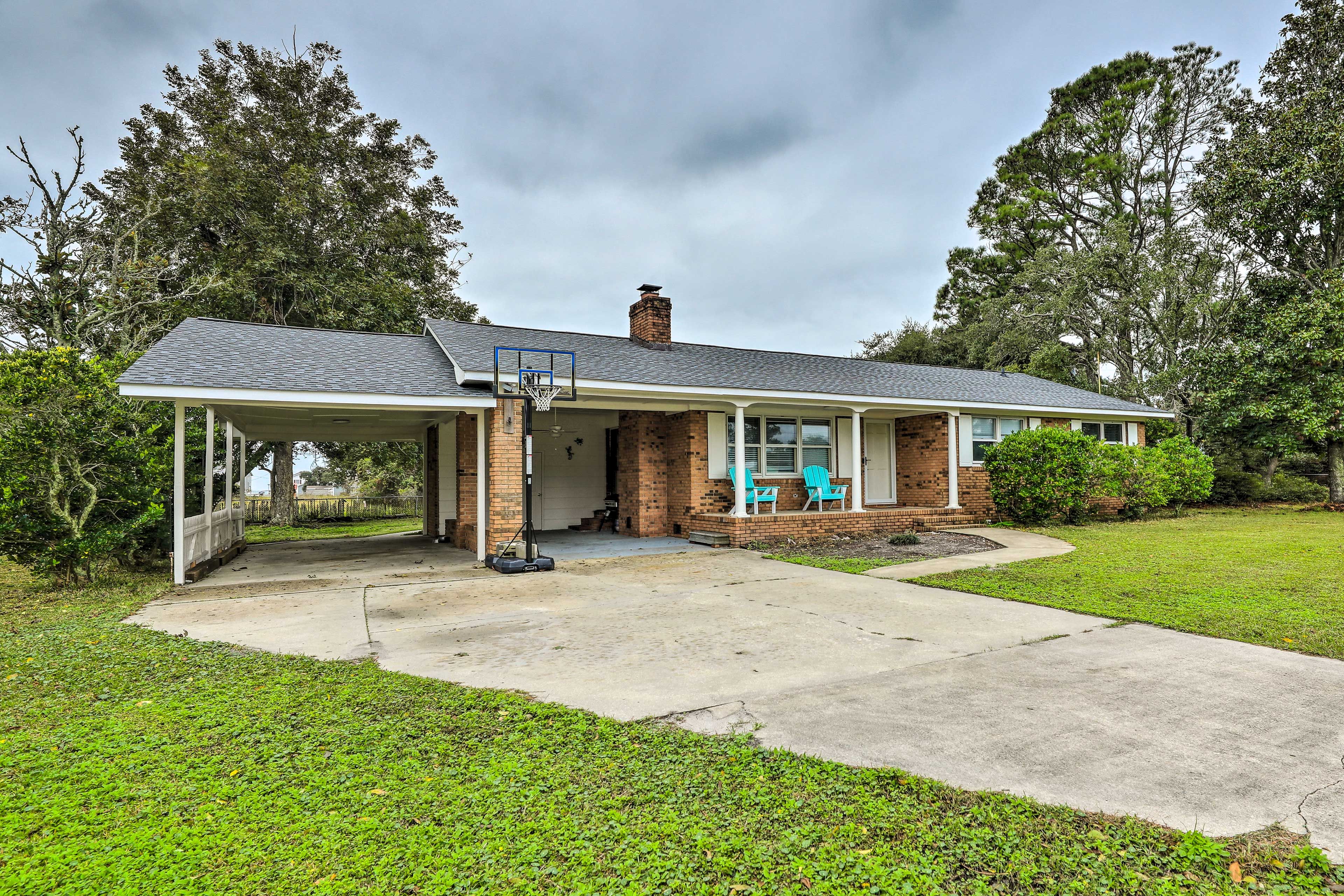Parking | Carport (1 Vehicle) | Driveway (4 Vehicles)