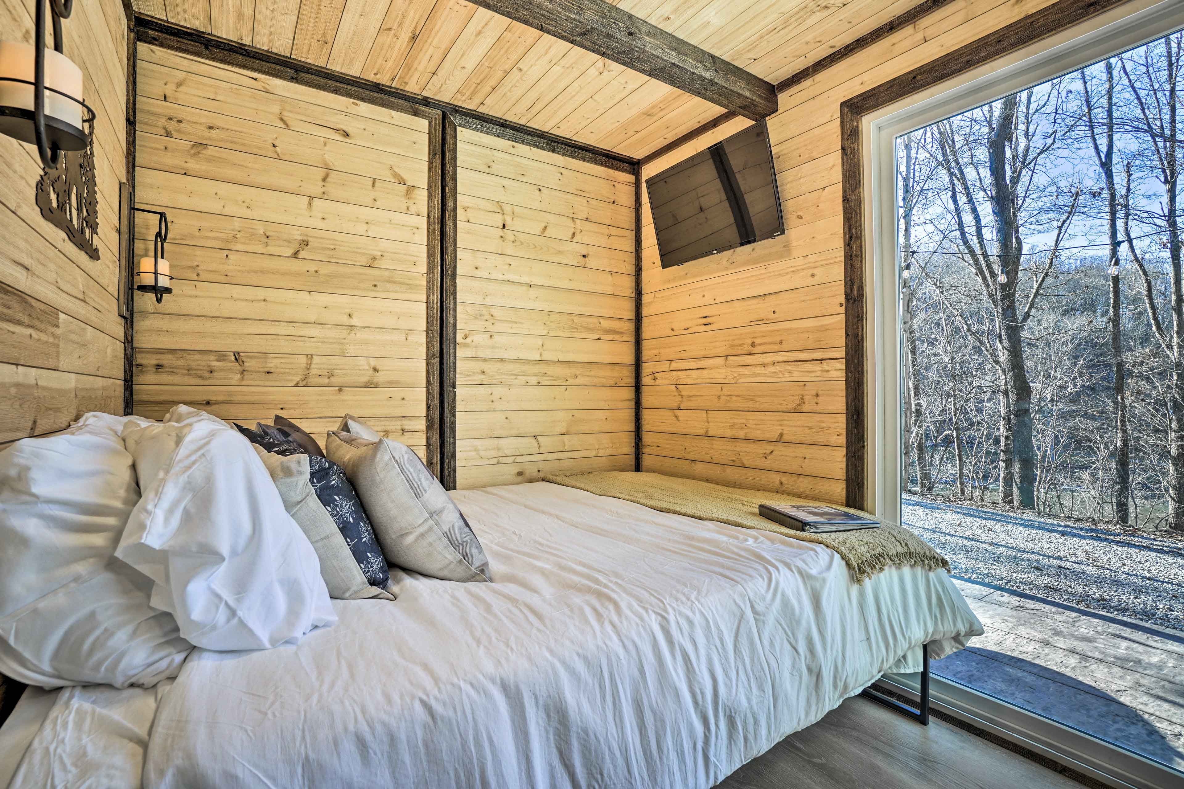 Studio | Queen Bed