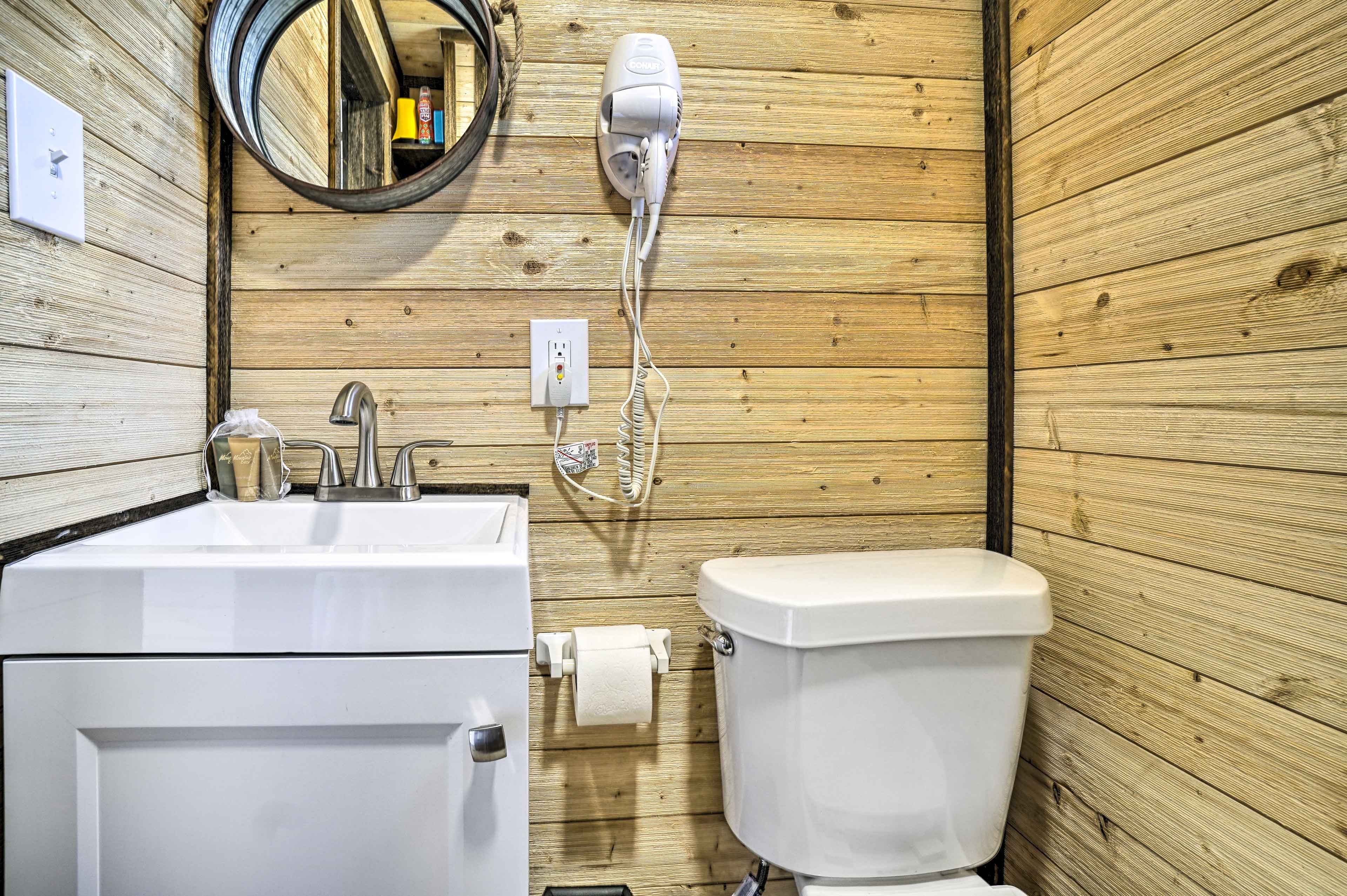 Full Bathroom | Complimentary Toiletries