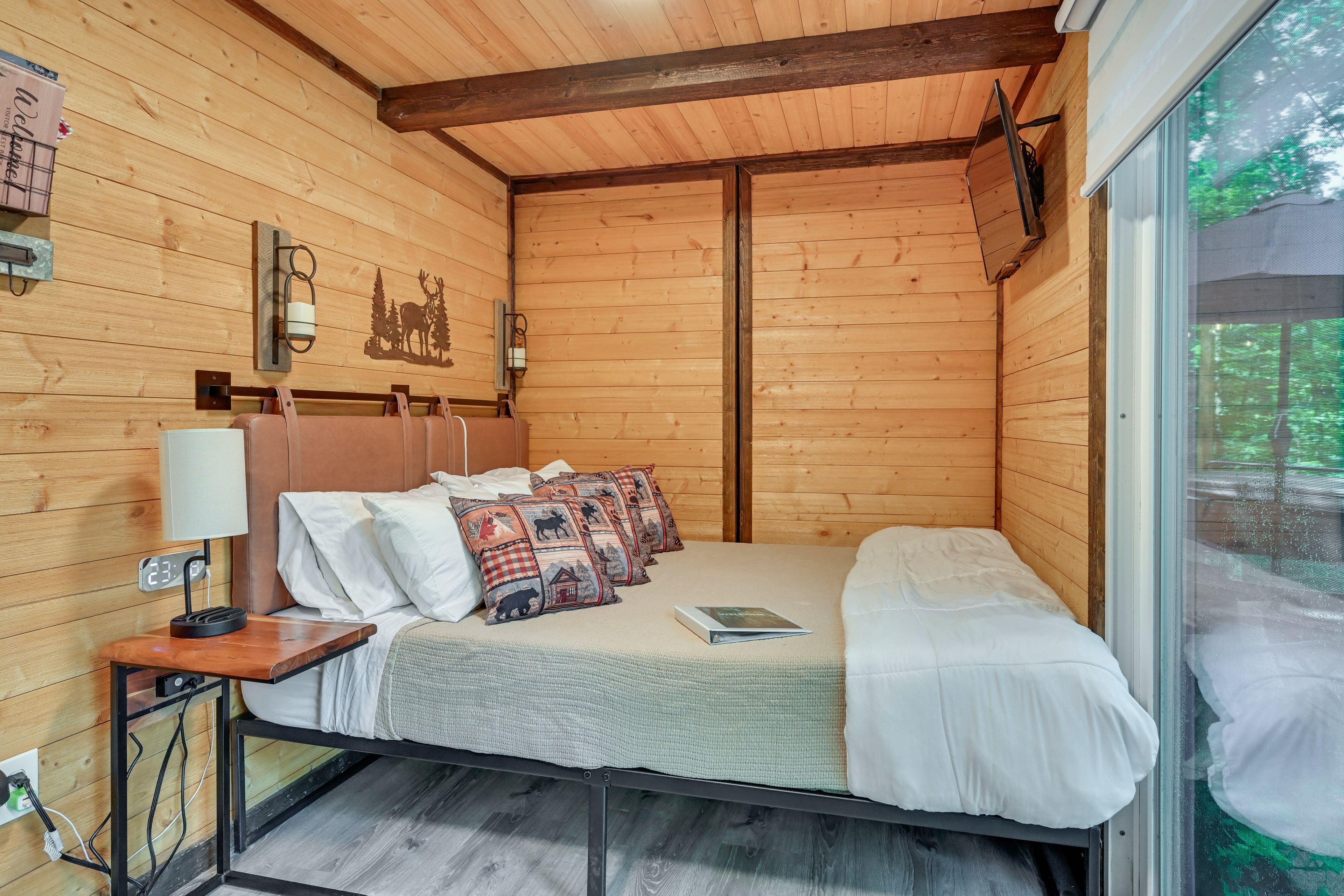 Studio | Queen Bed