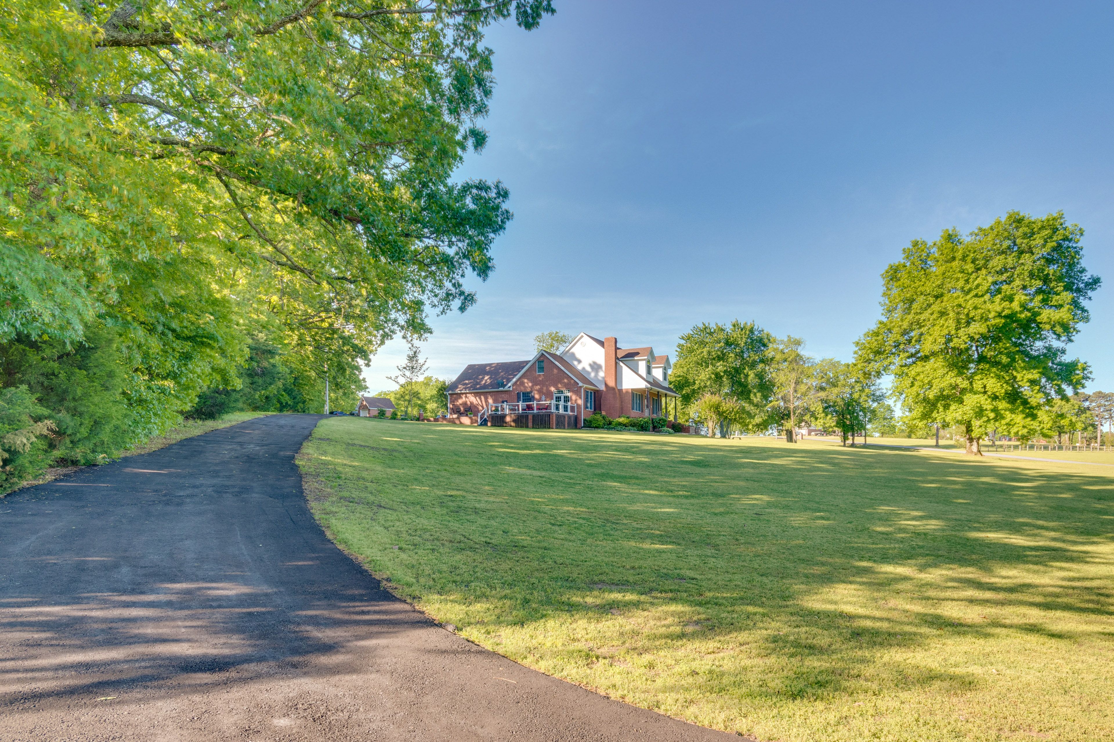 Parking | Spacious Driveway (8 Vehicles) | RV Parking