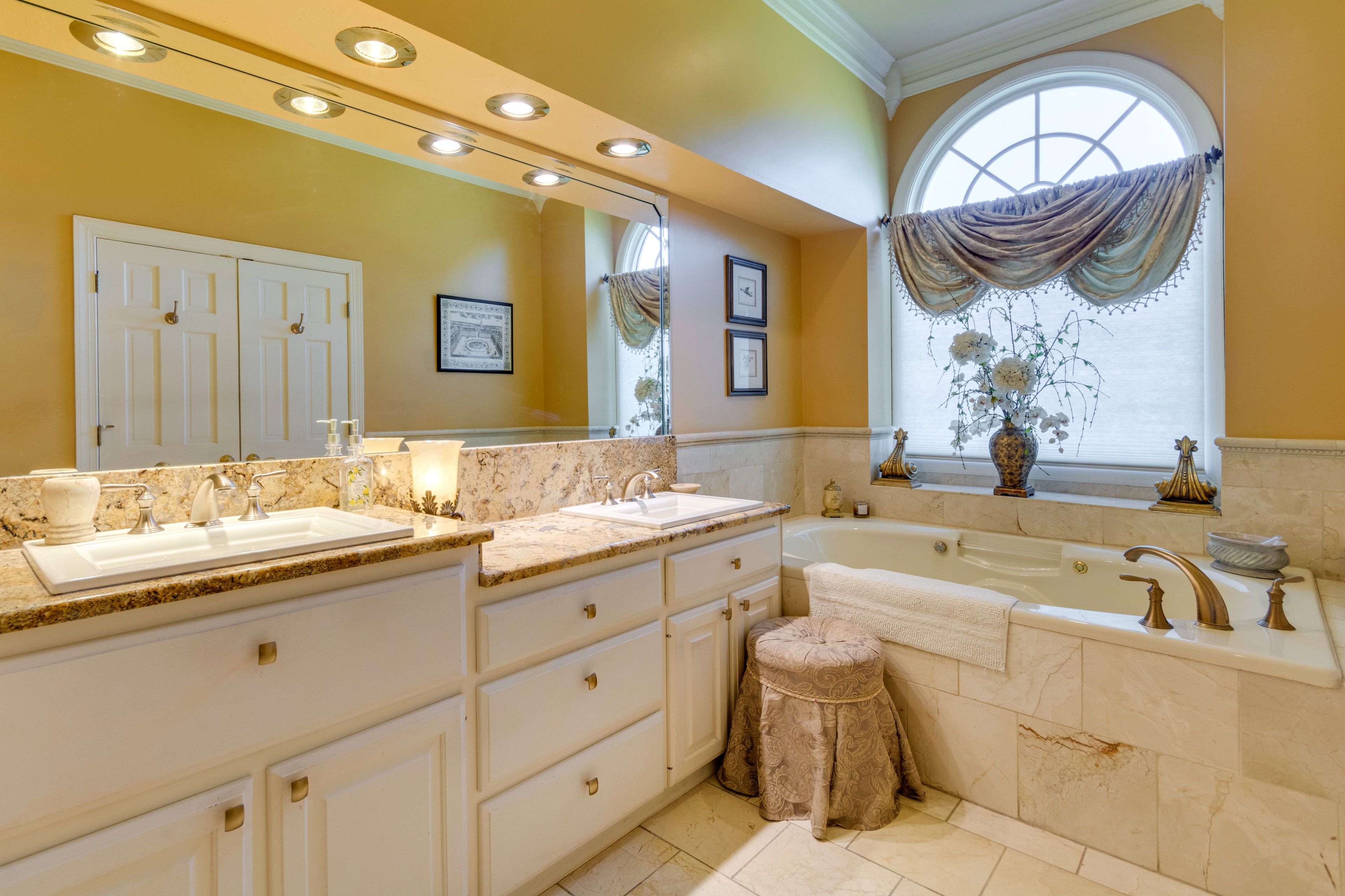 En-Suite Bathroom | Towels Provided | Complimentary Toiletries | Jetted Tub