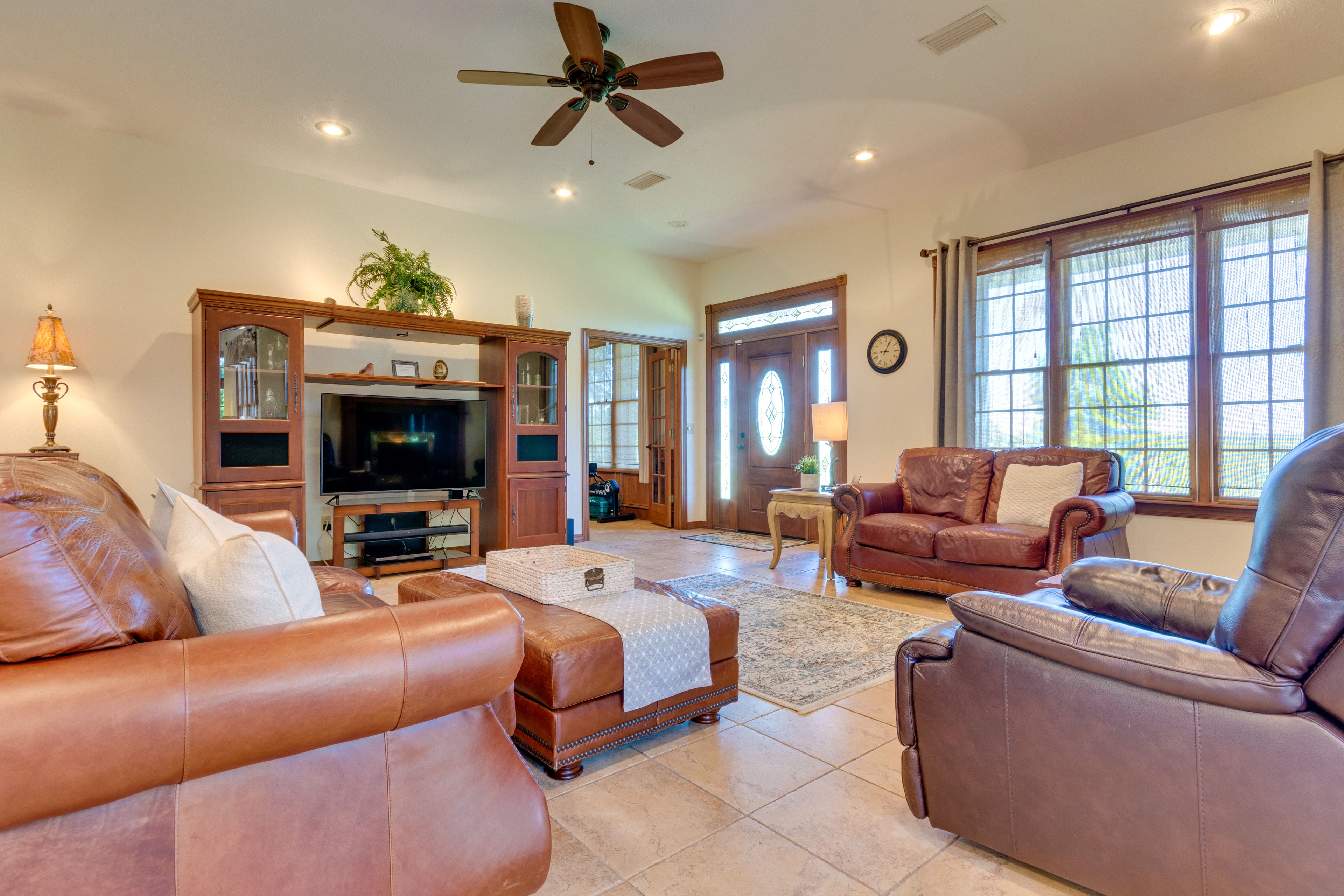 Living Room | Open Floor Plan | Free WiFi | Smart TV