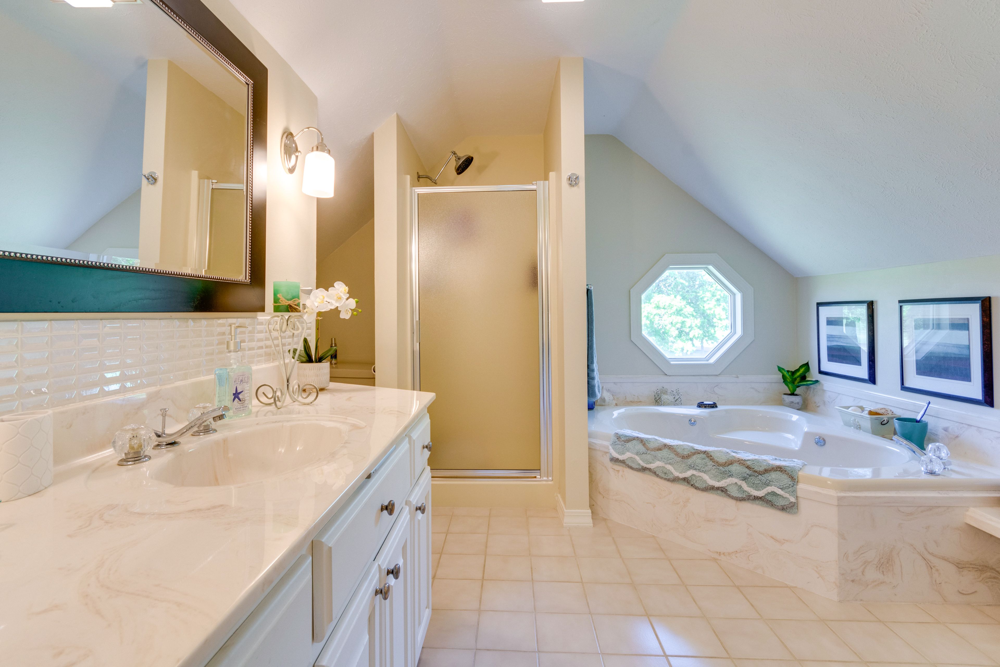 Full Bathroom | Jetted Tub
