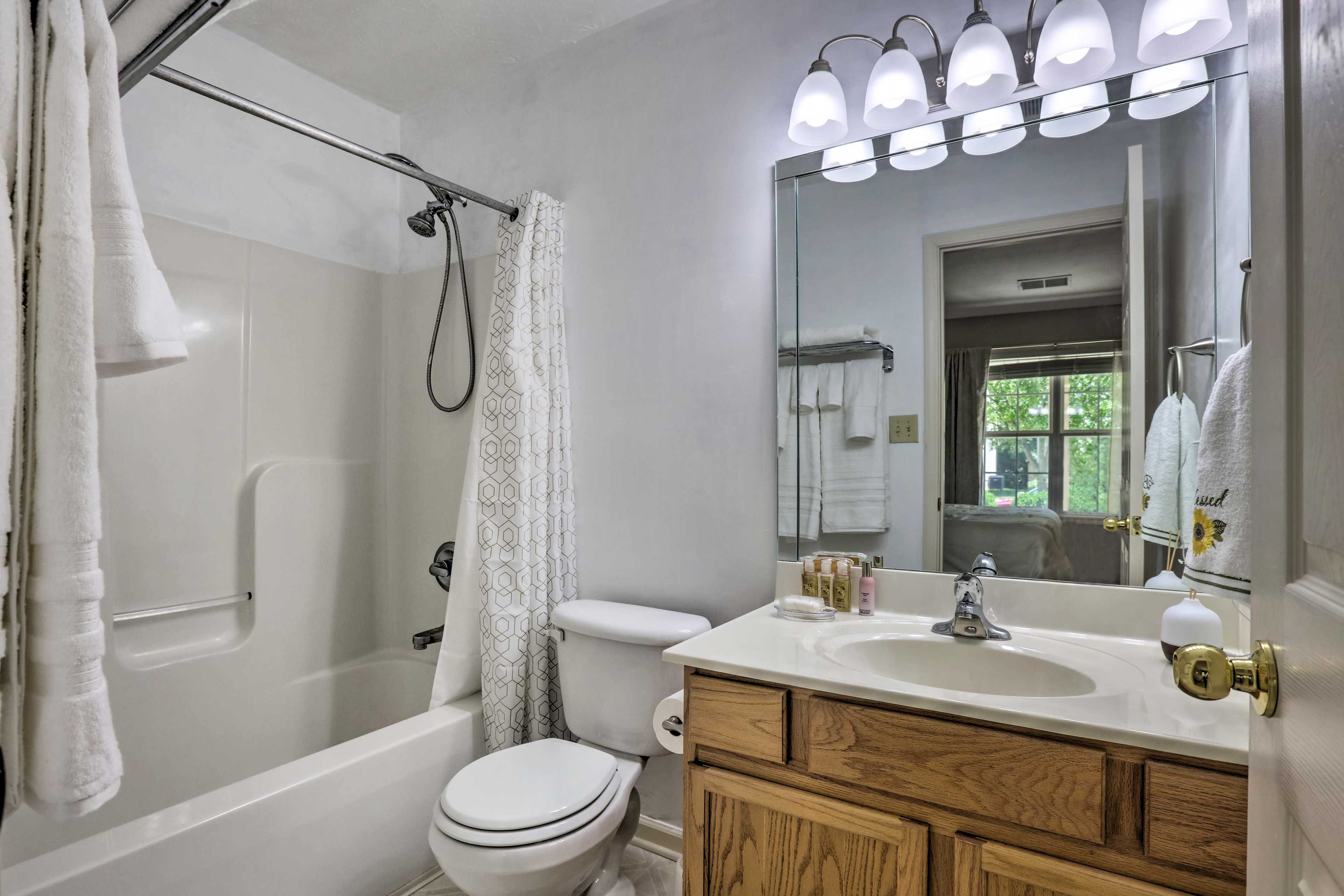 Full Bathroom | Towels Provided