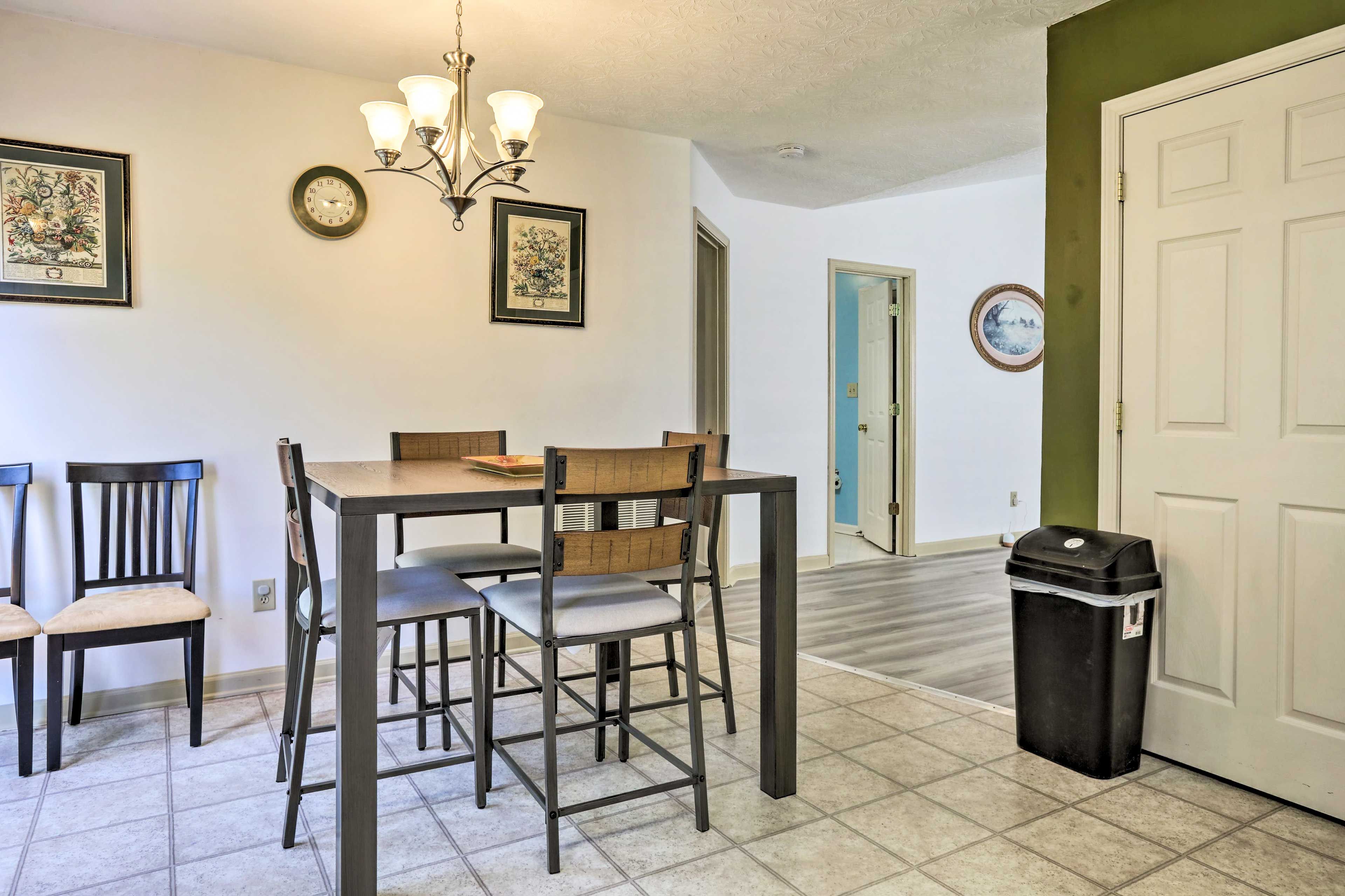Dining Area | Full Kitchen | Dishware & Flatware