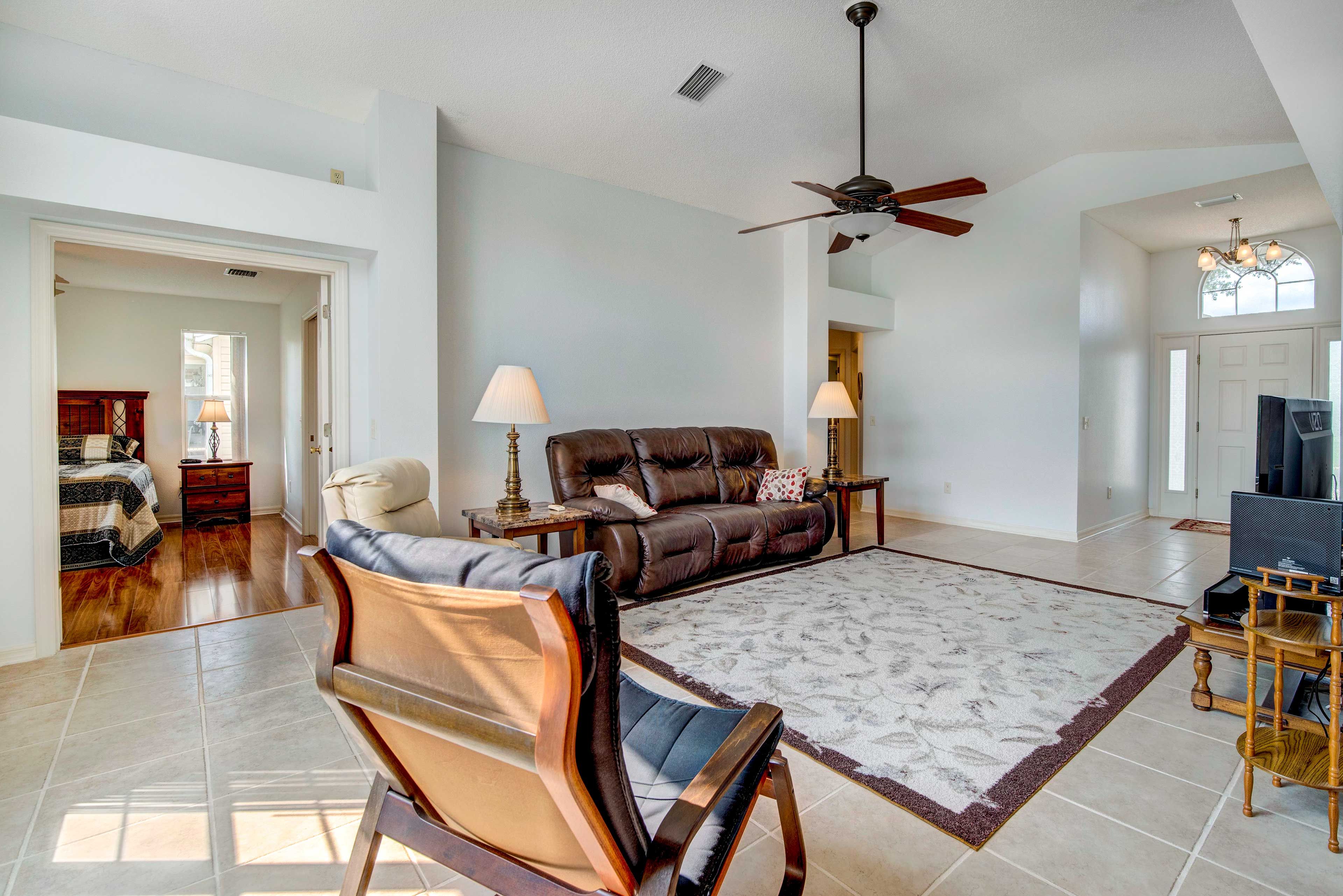 Living Room | Free WiFi | Central A/C | Smart TV