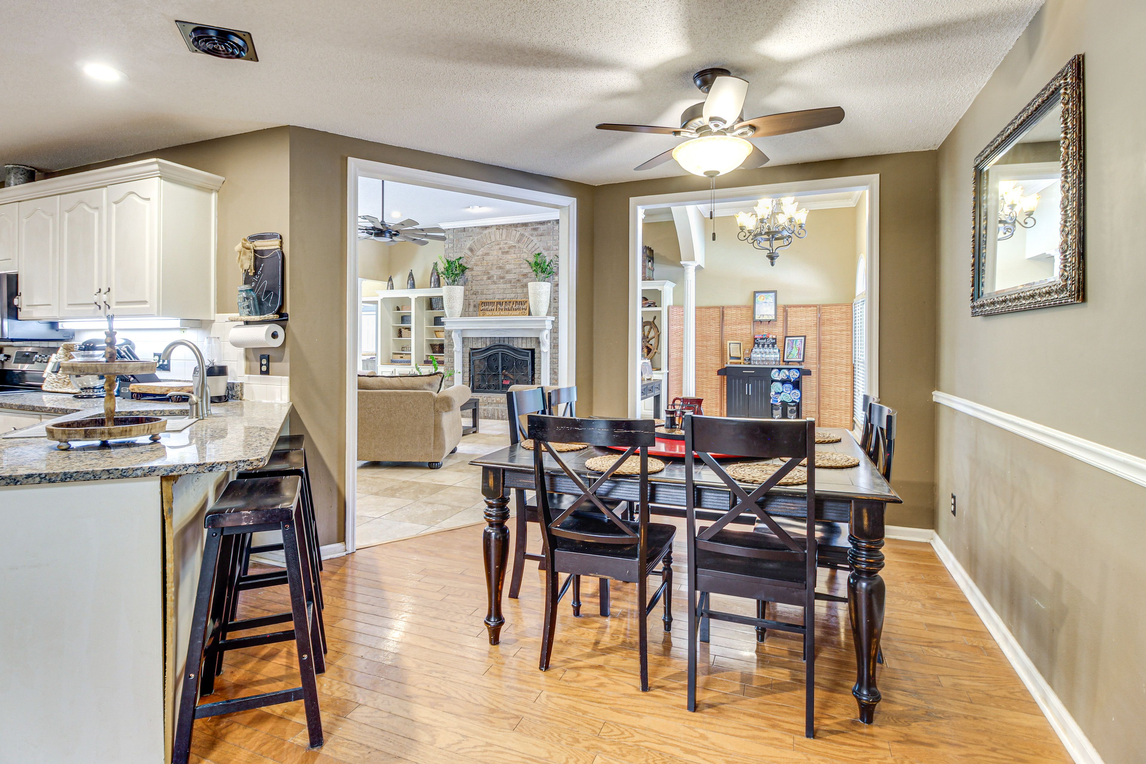 Dining Area | Dishware/Flatware Provided