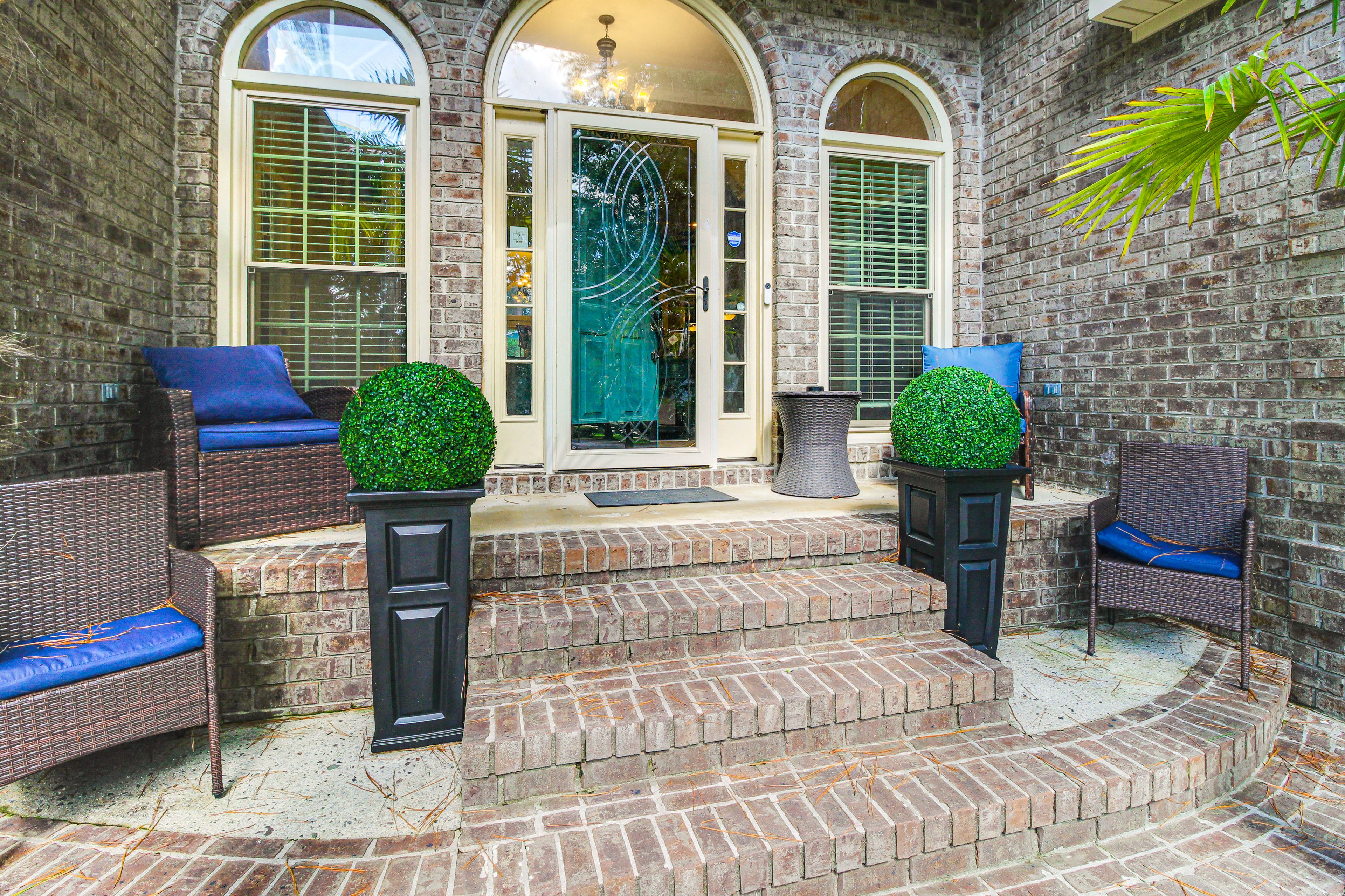 Exterior | Driveway (6 Vehicles)