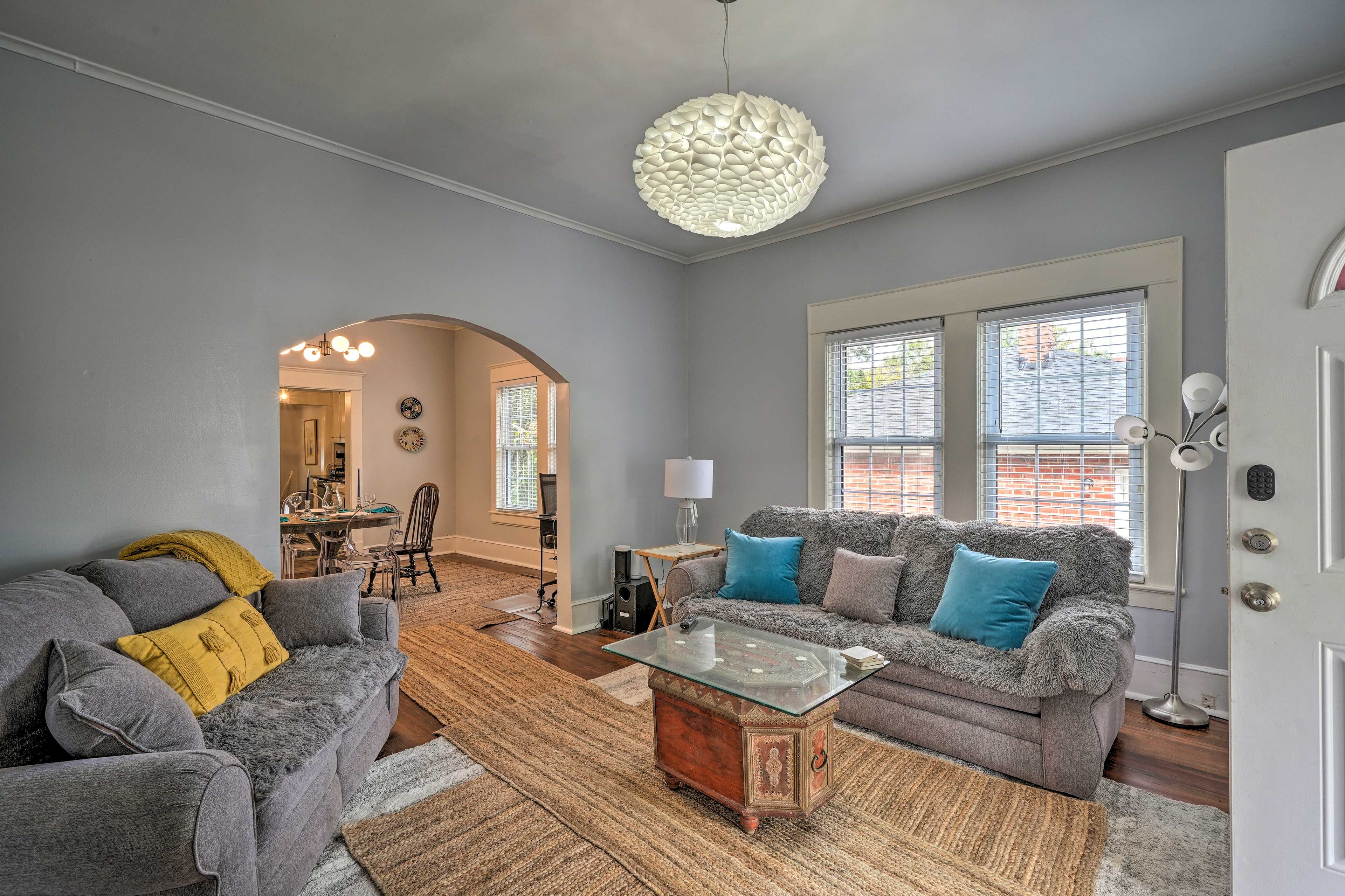 Living Area | Smart TV w/ Cable