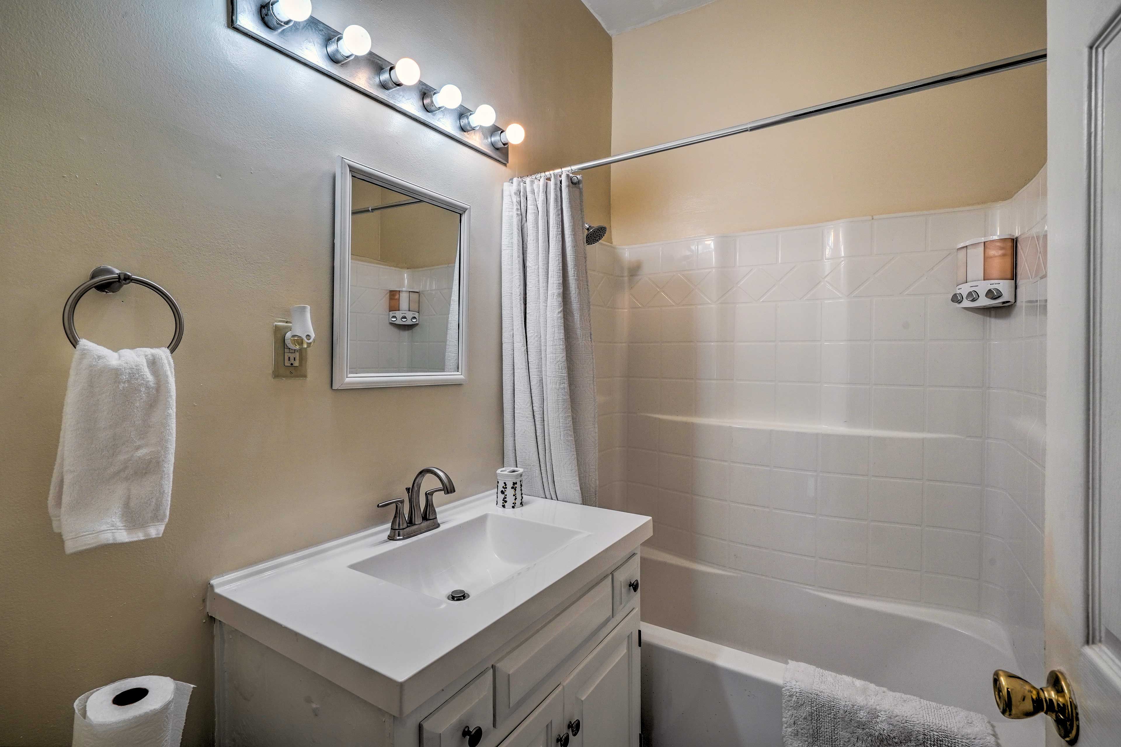 Full Bathroom | Shower/Tub Combo | Towels Provided | Complimentary Toiletries
