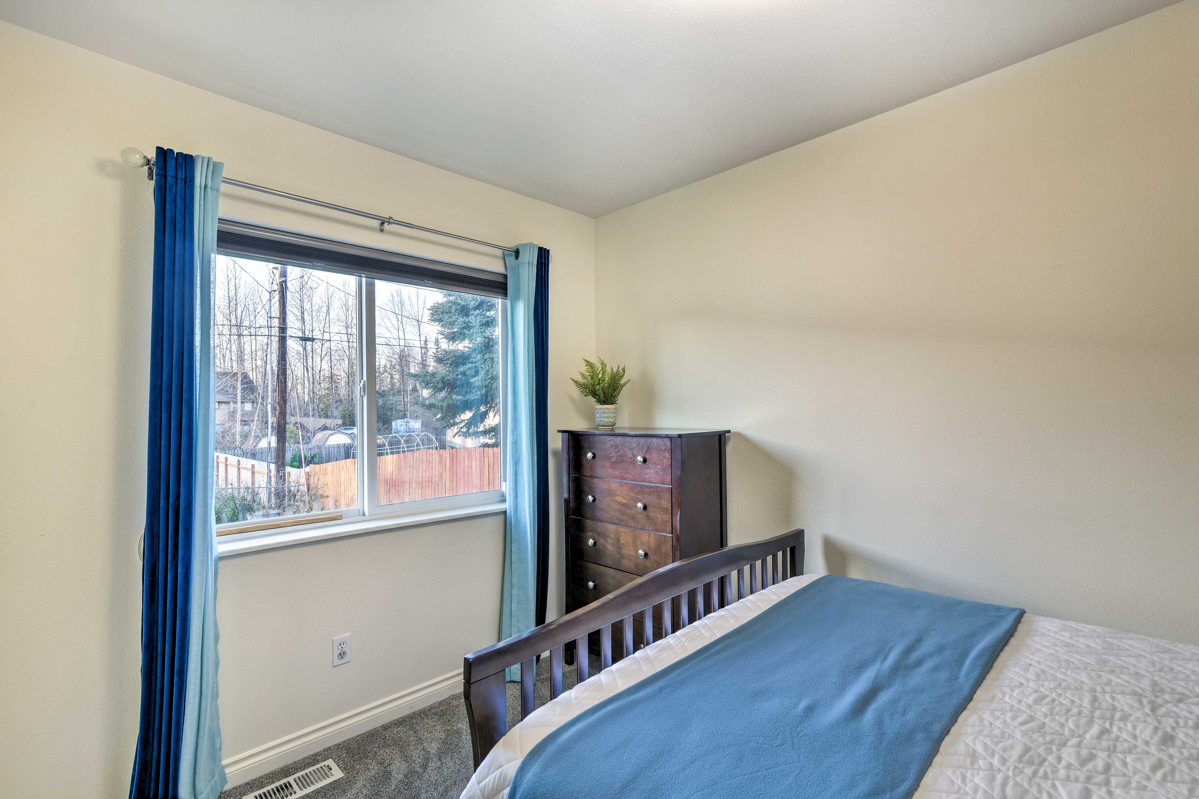 Bedroom 3 | Queen Bed