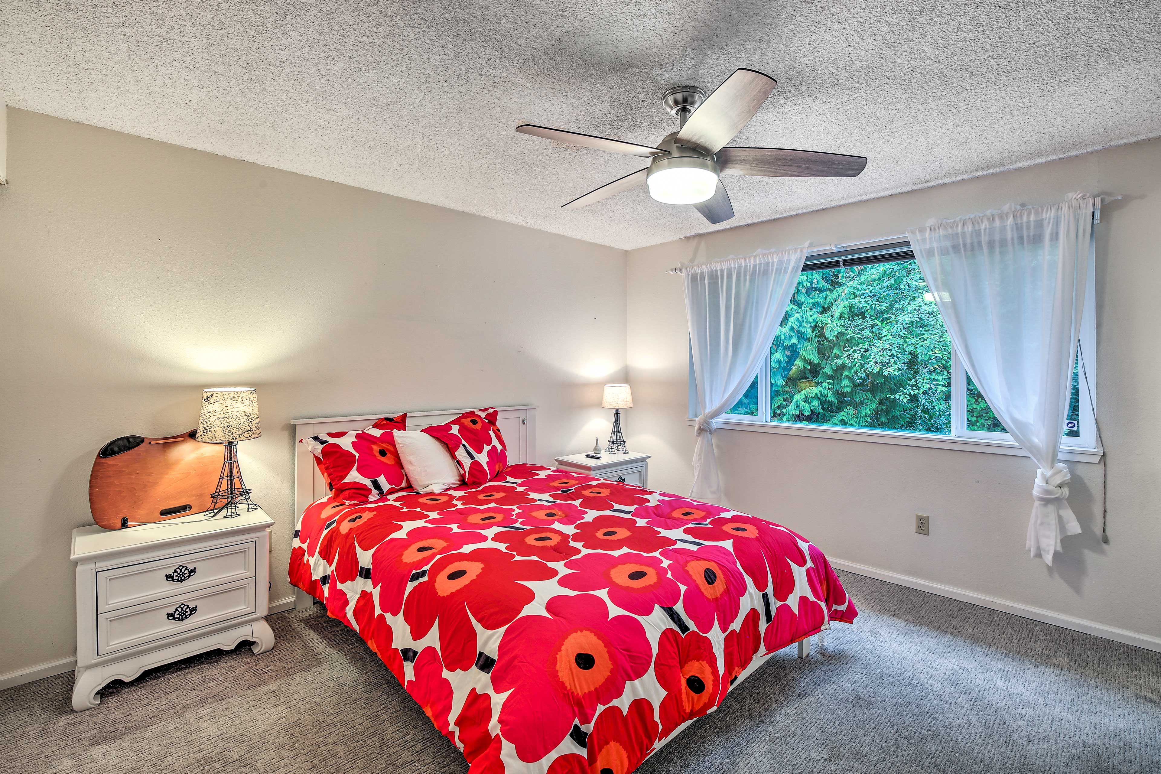 Bedroom 1 | Queen Bed | 1st Floor