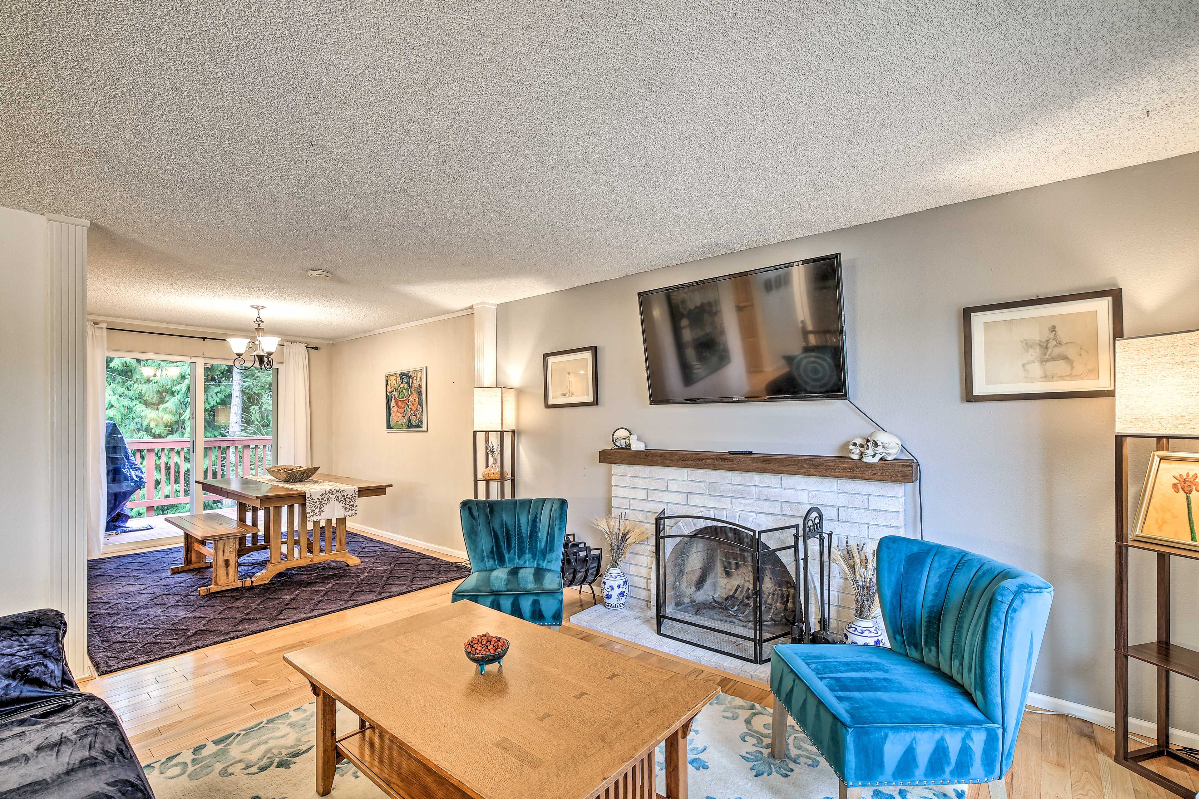 Living Room | Smart TV w/ Roku | Board Games | Books