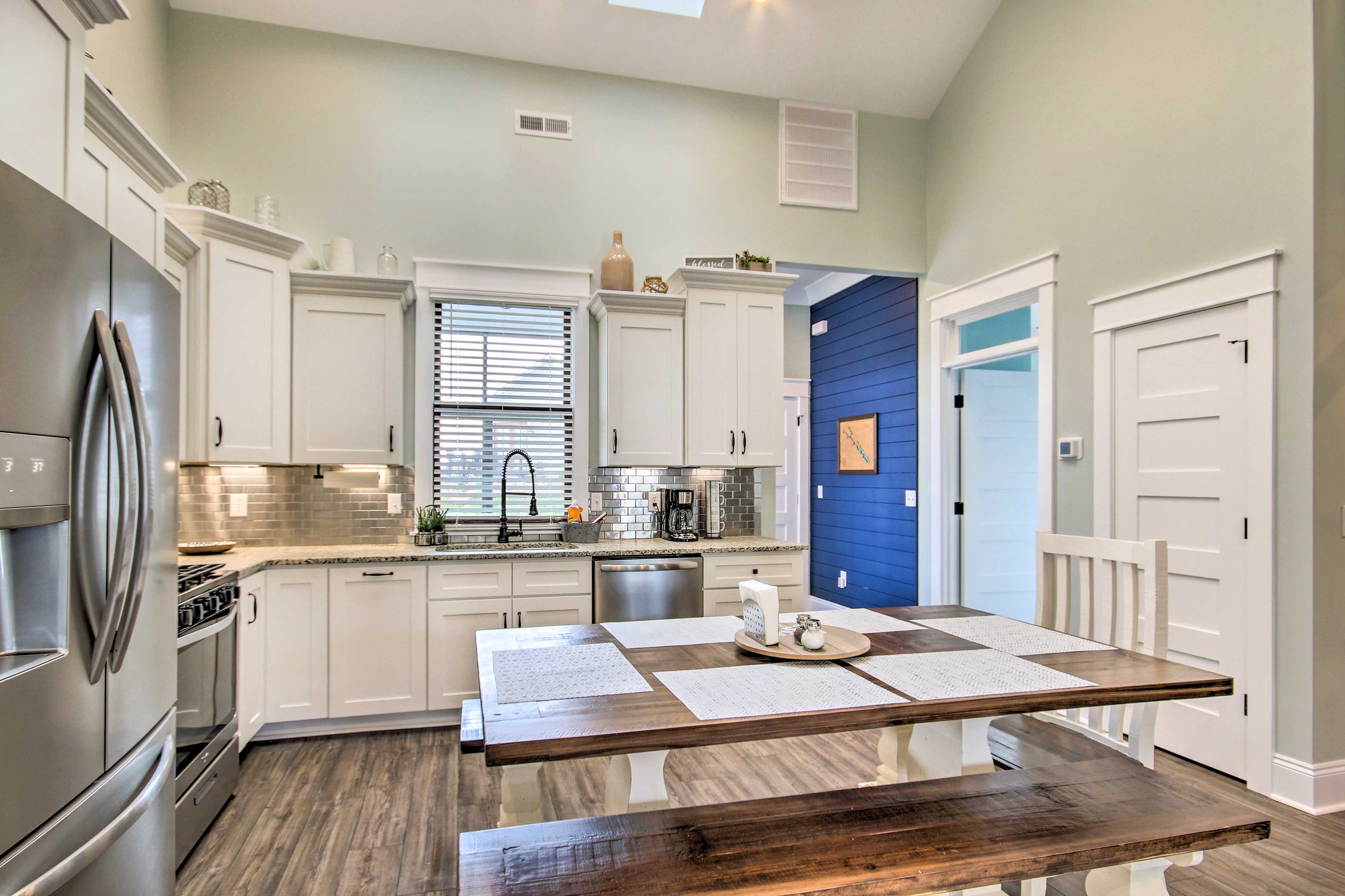 Dining Area | Dishware/Flatware Provided