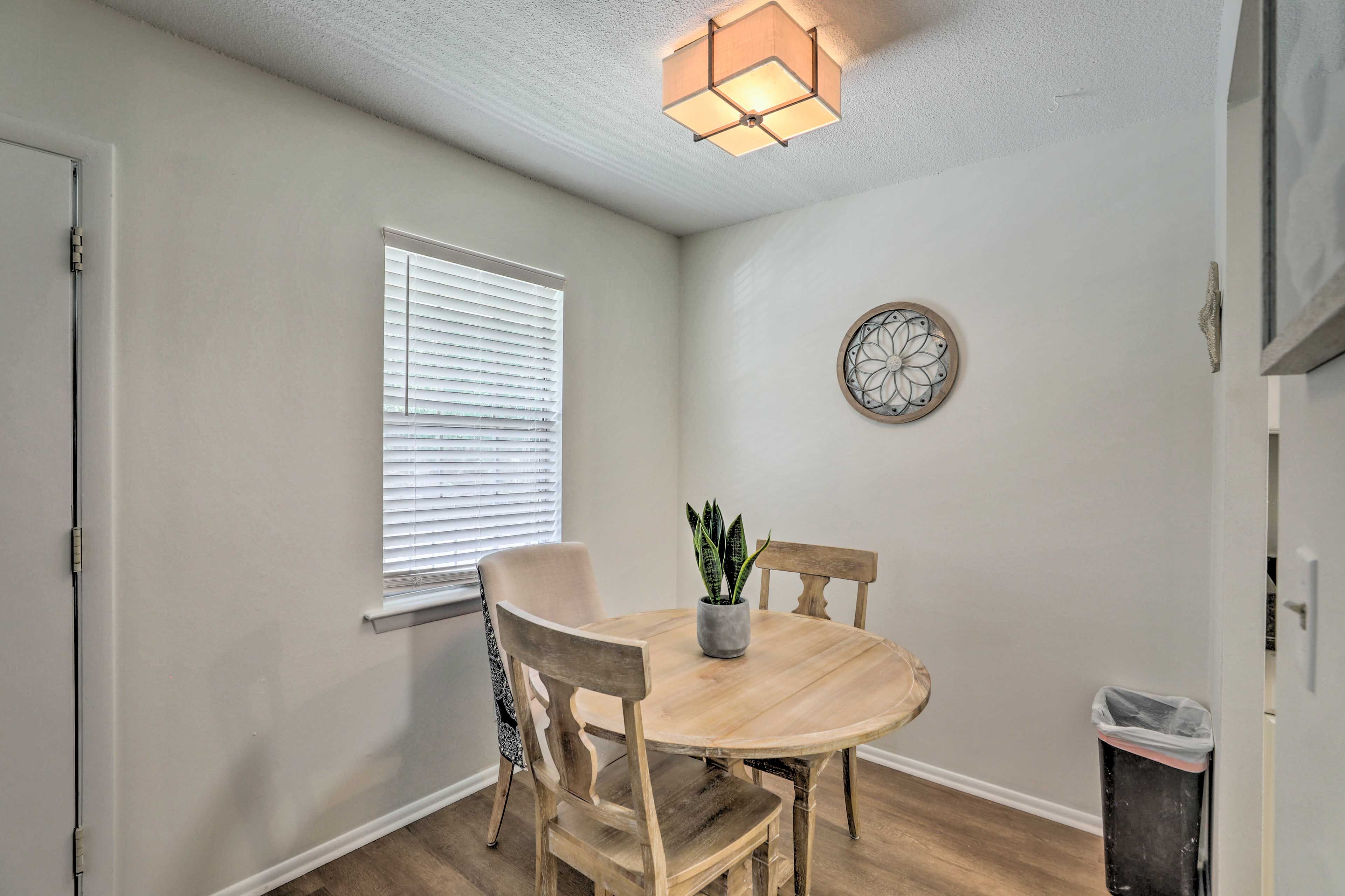 Dining Area | Dishware & Flatware Provided