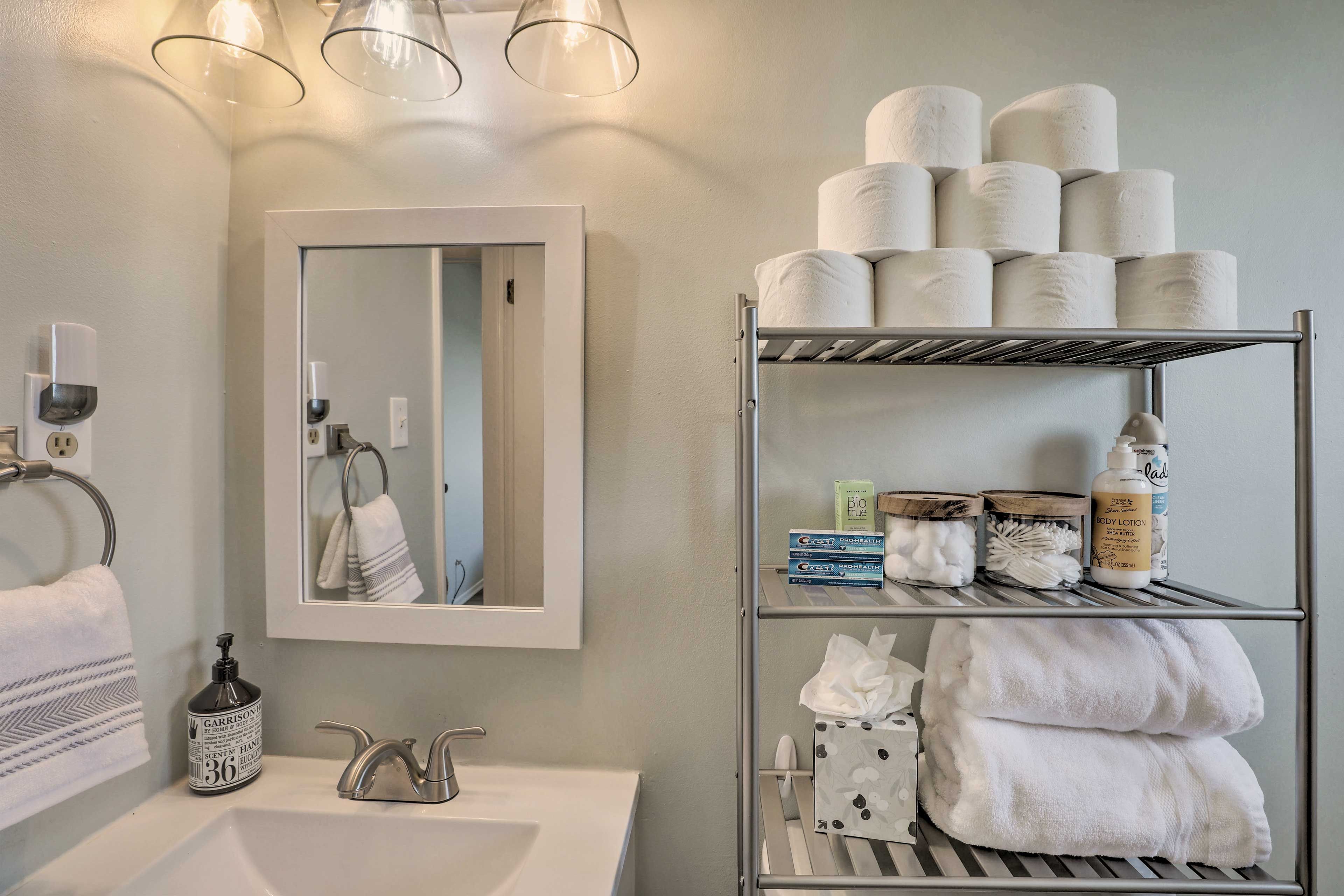 Full Bathroom | Towels Provided | Complimentary Toiletries