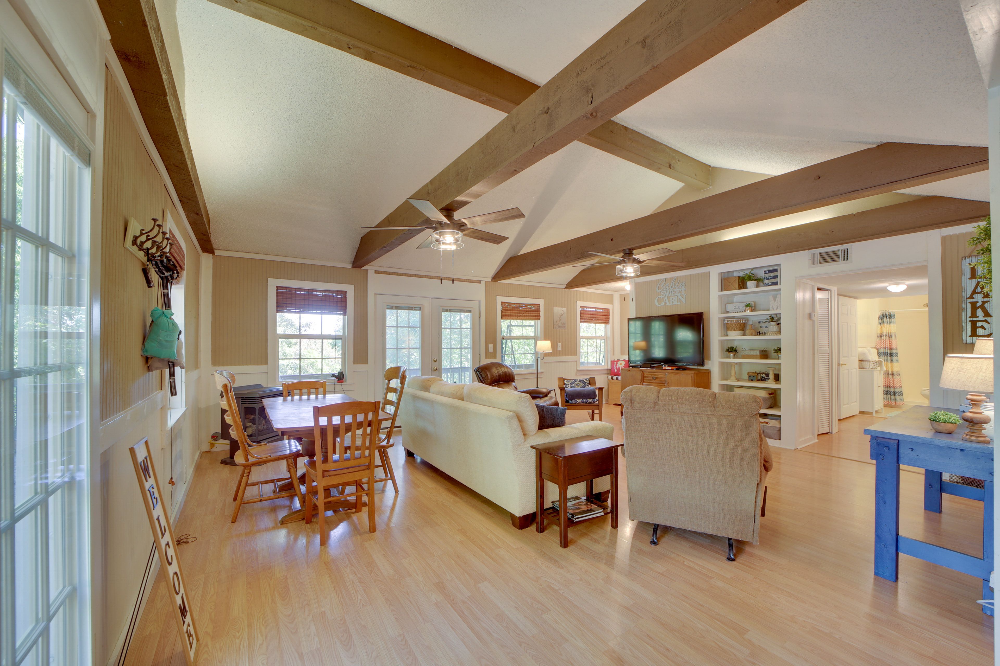 Dining Area | Dishware/Flatware Provided