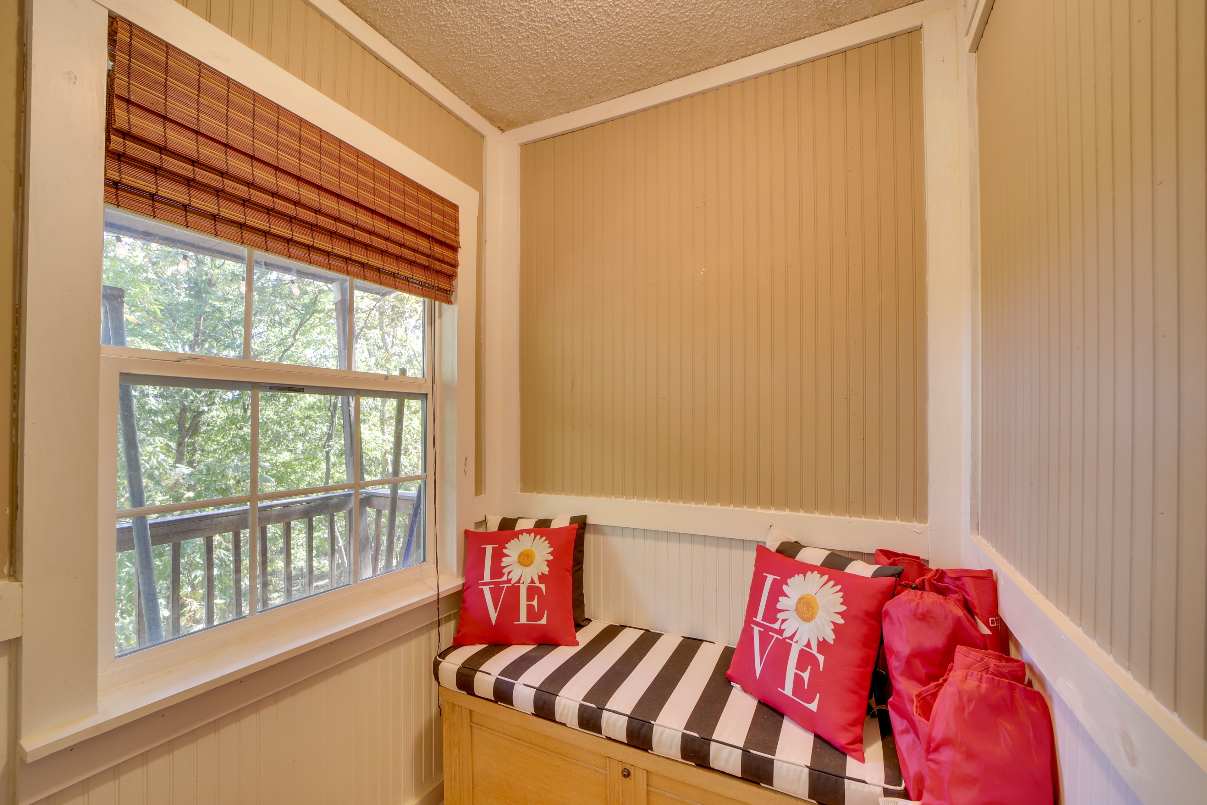 Reading Nook | Queen Air Mattress