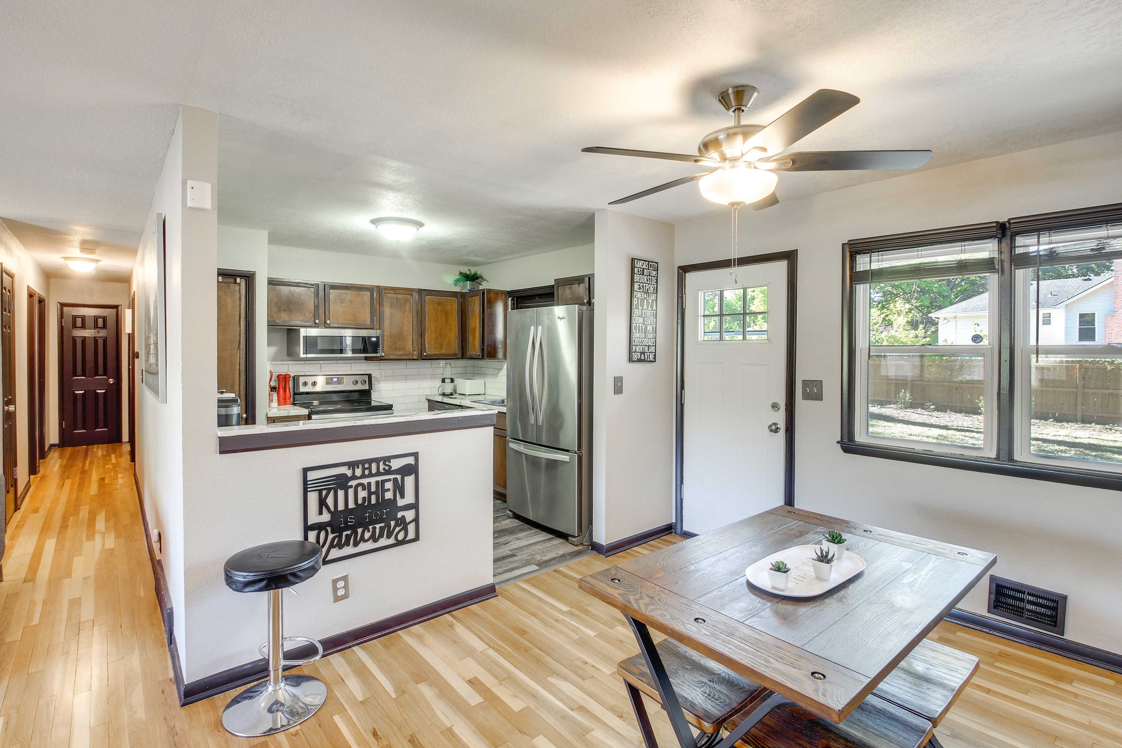 Dining Area | Dishware/Flatware Provided