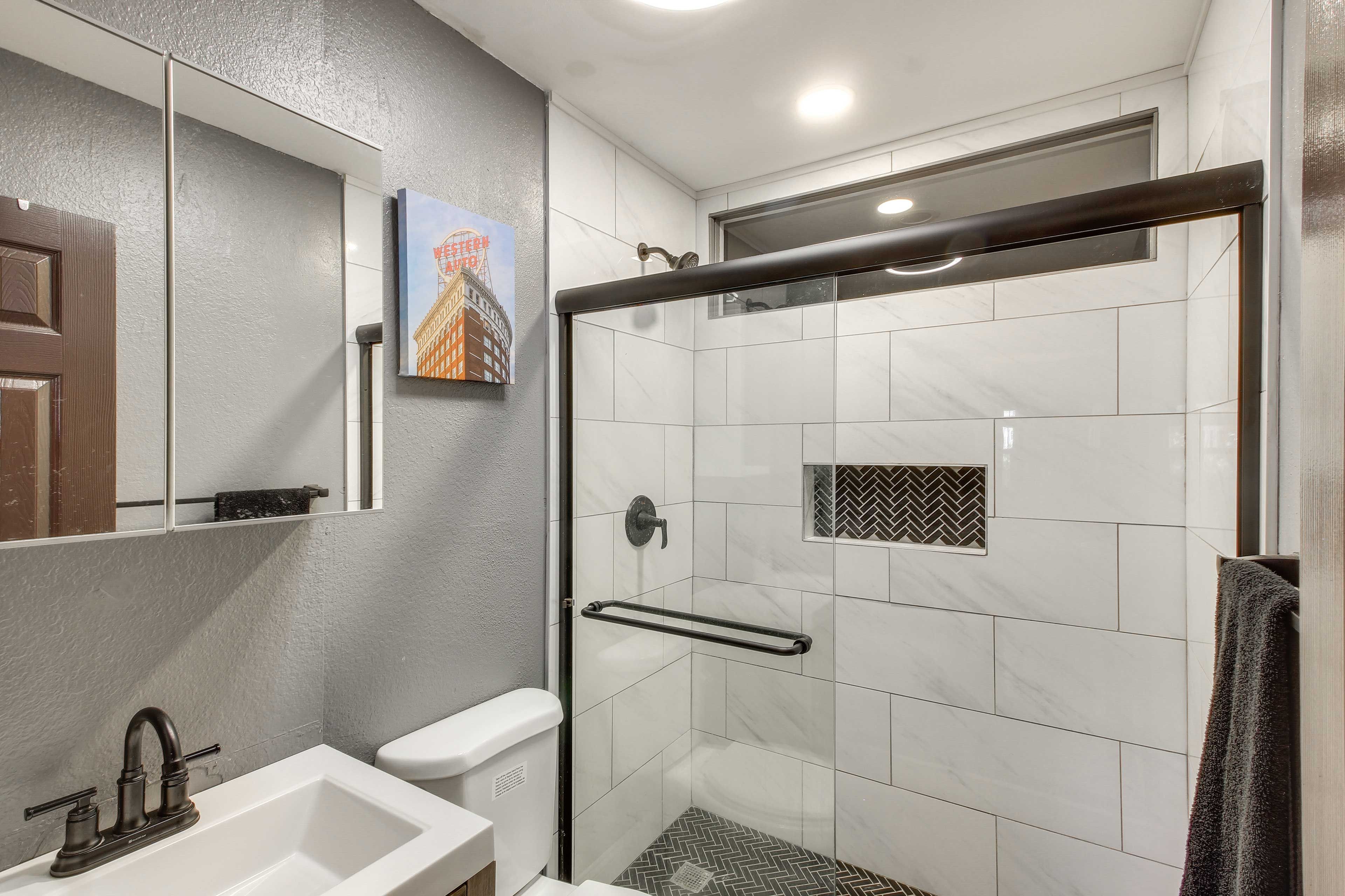 Full Bathroom | Complimentary Toiletries