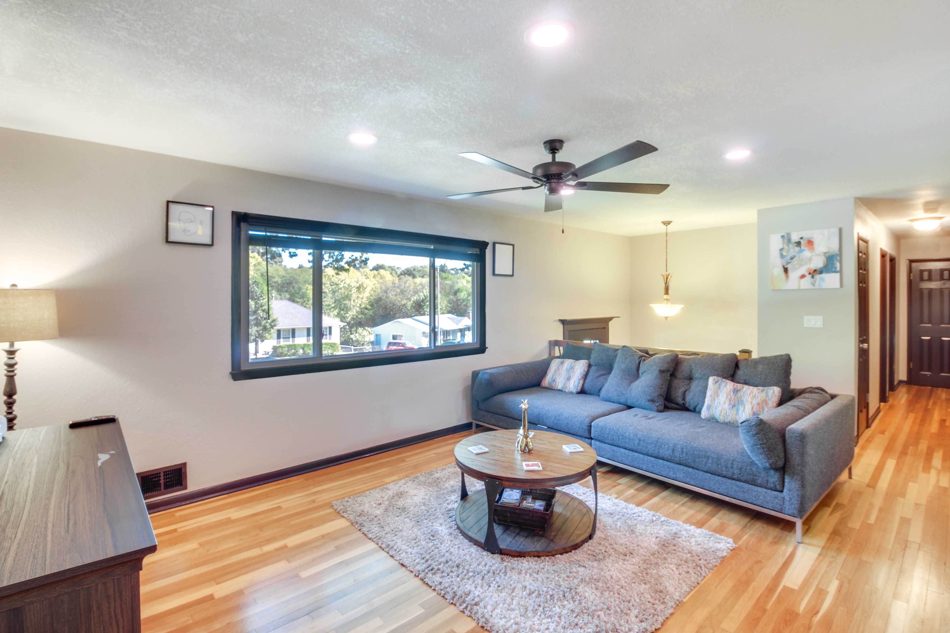 Living Room | Smart TV | Sleeper Sofa | Free WiFi