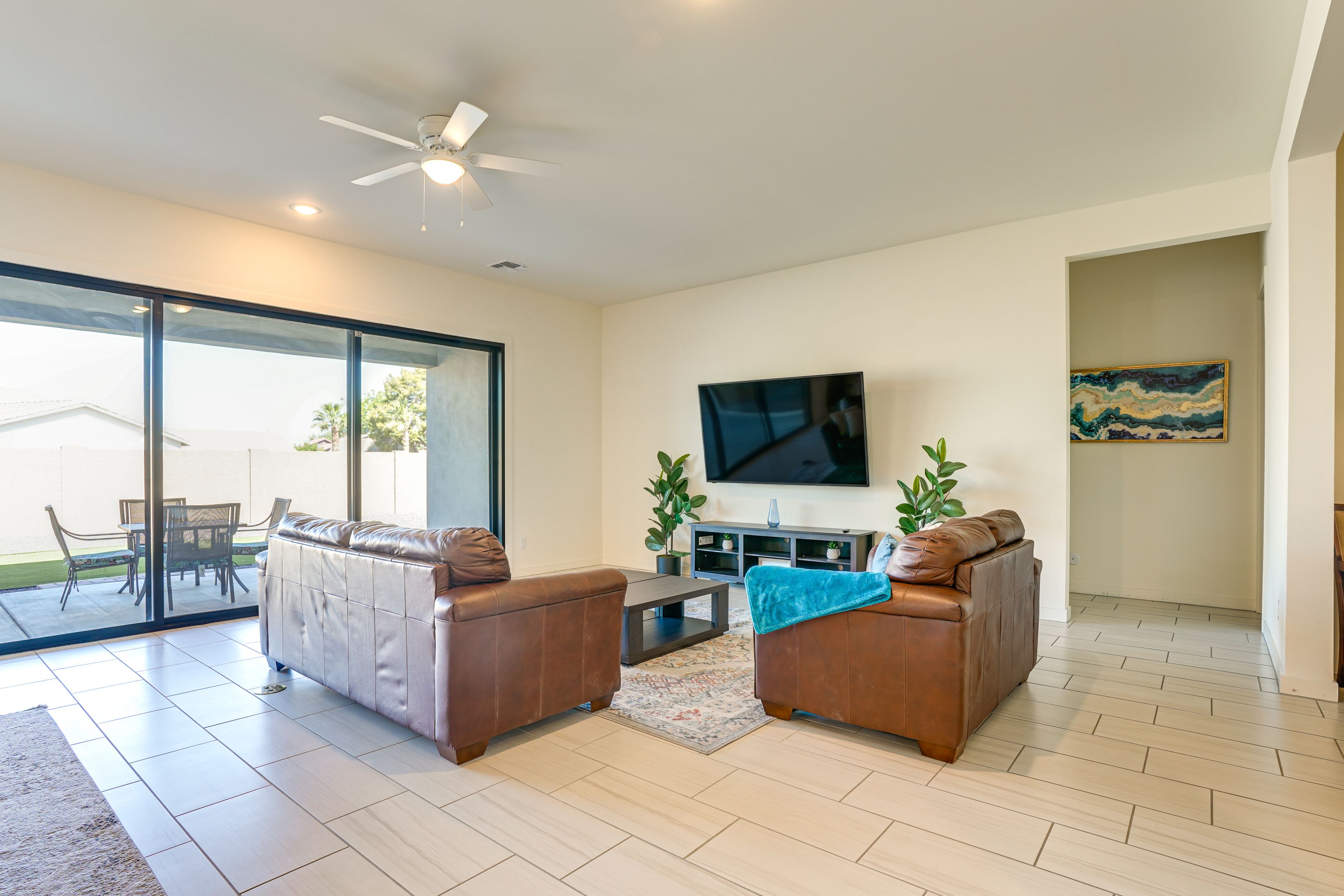 Living Room | Smart TV | Free WiFi | Central A/C