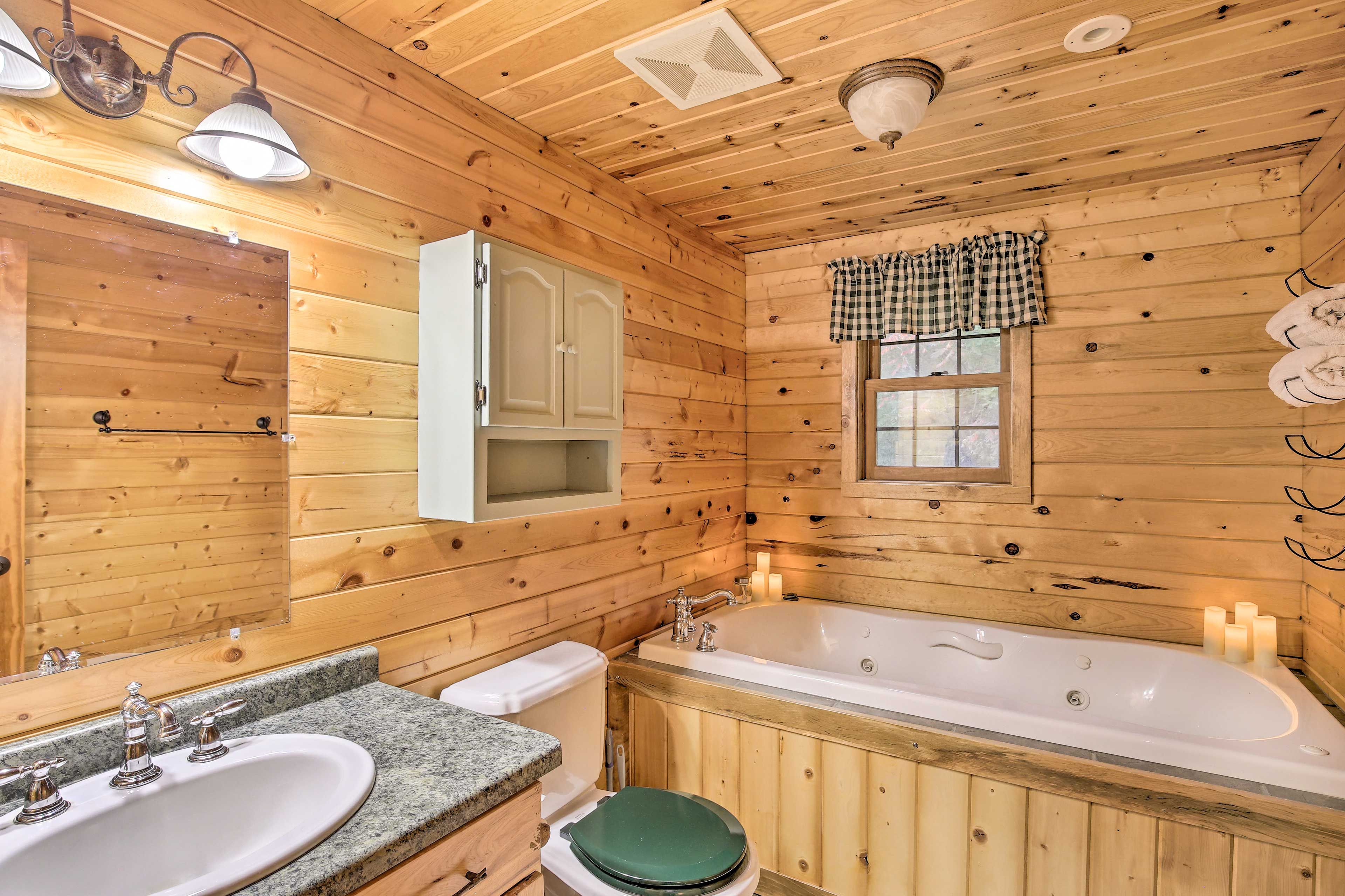 Full En-Suite Bathroom | Jetted Tub