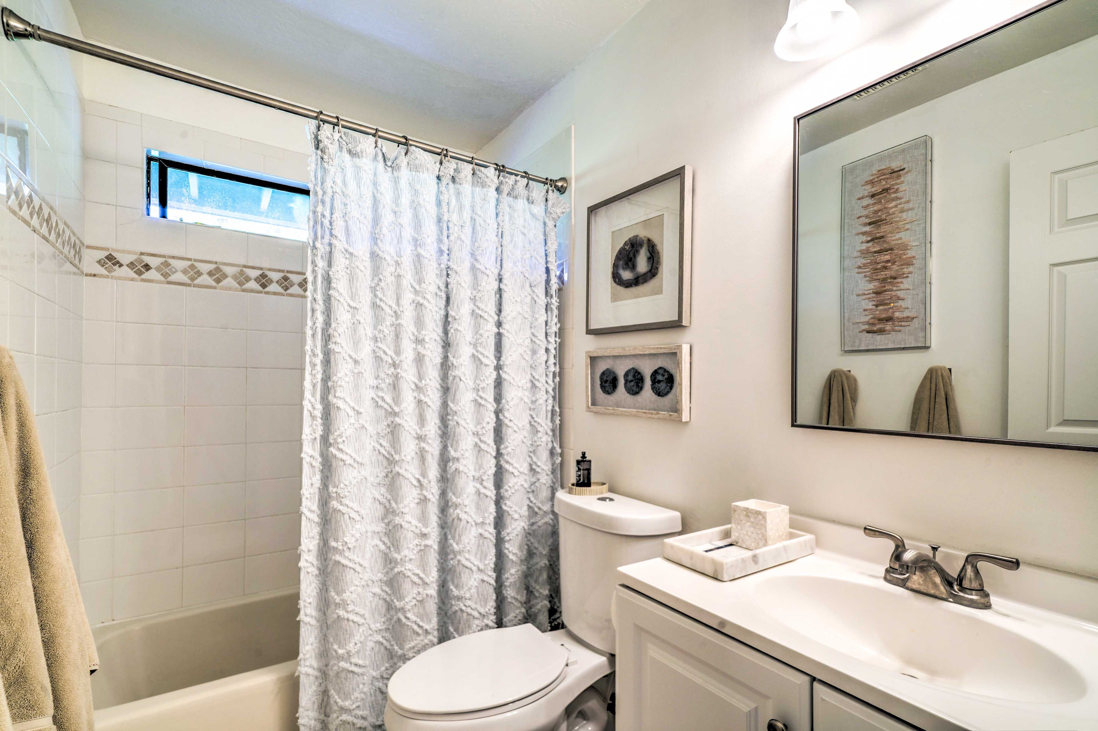 Full Bathroom | Linens & Towels | Hair Dryer