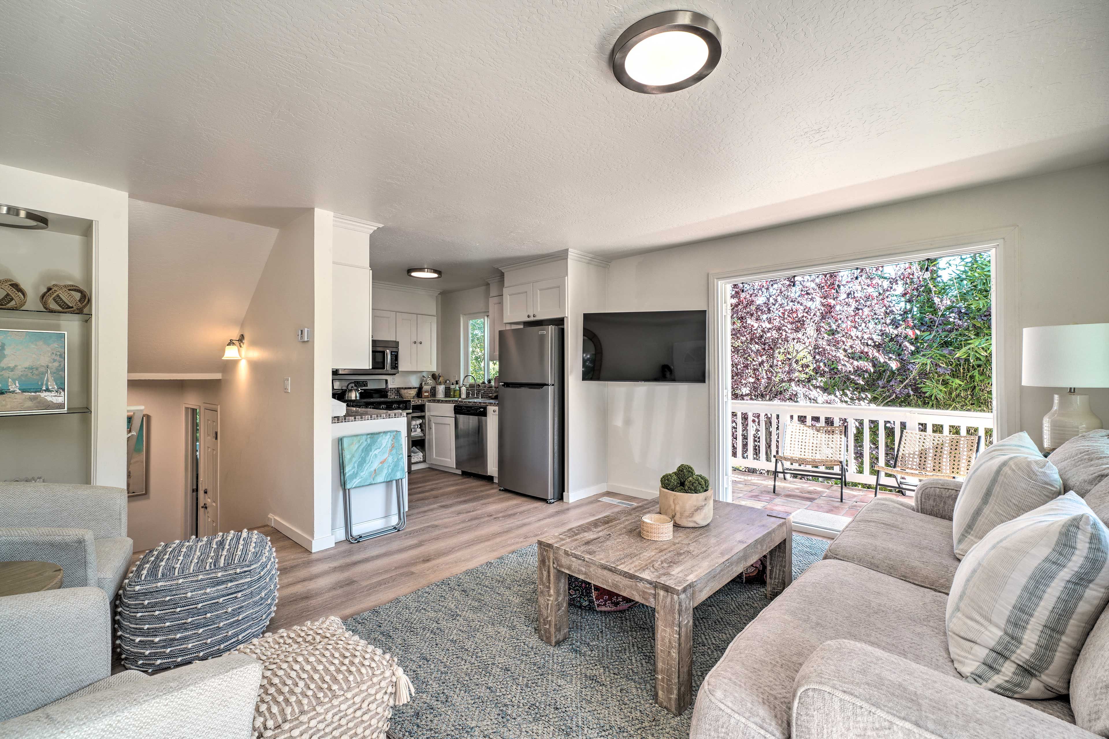 Living Room | Free WiFi | Smart TV | No A/C