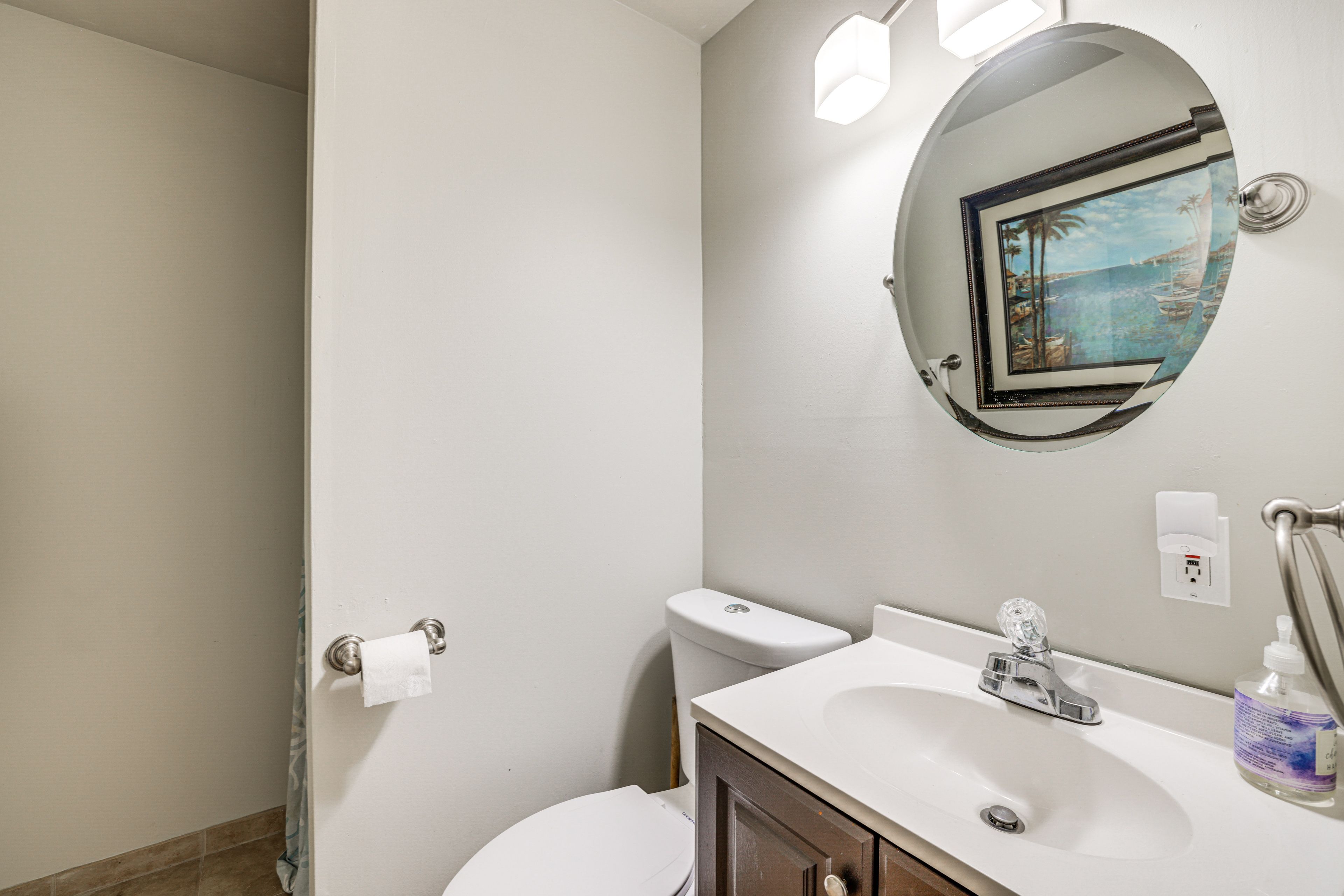 Full Bathroom | Walk-In Shower | Hair Dryer