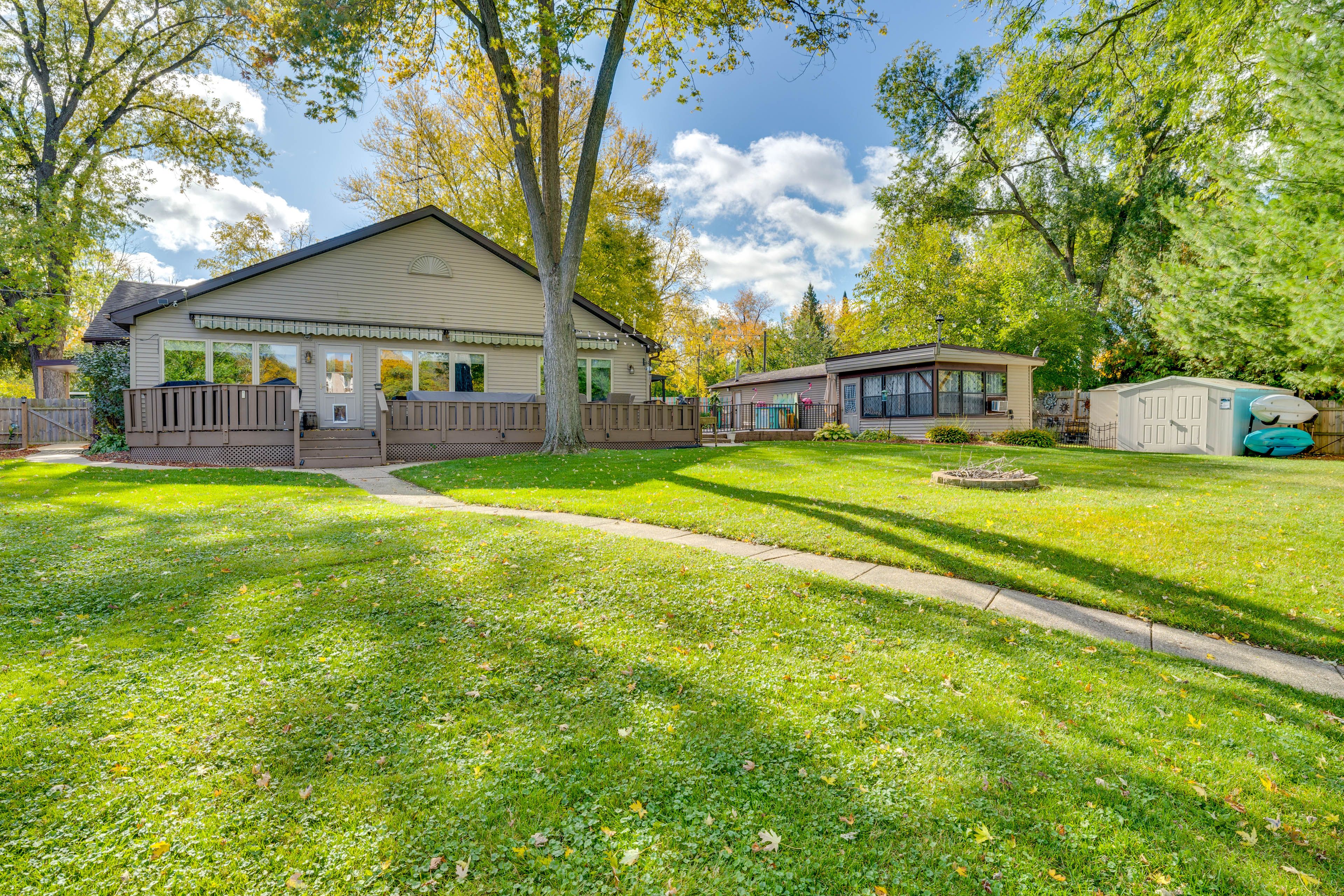 Fenced Backyard | Hammocks | Yard Games | 2 Kayaks | Life Vests | Fire Pit