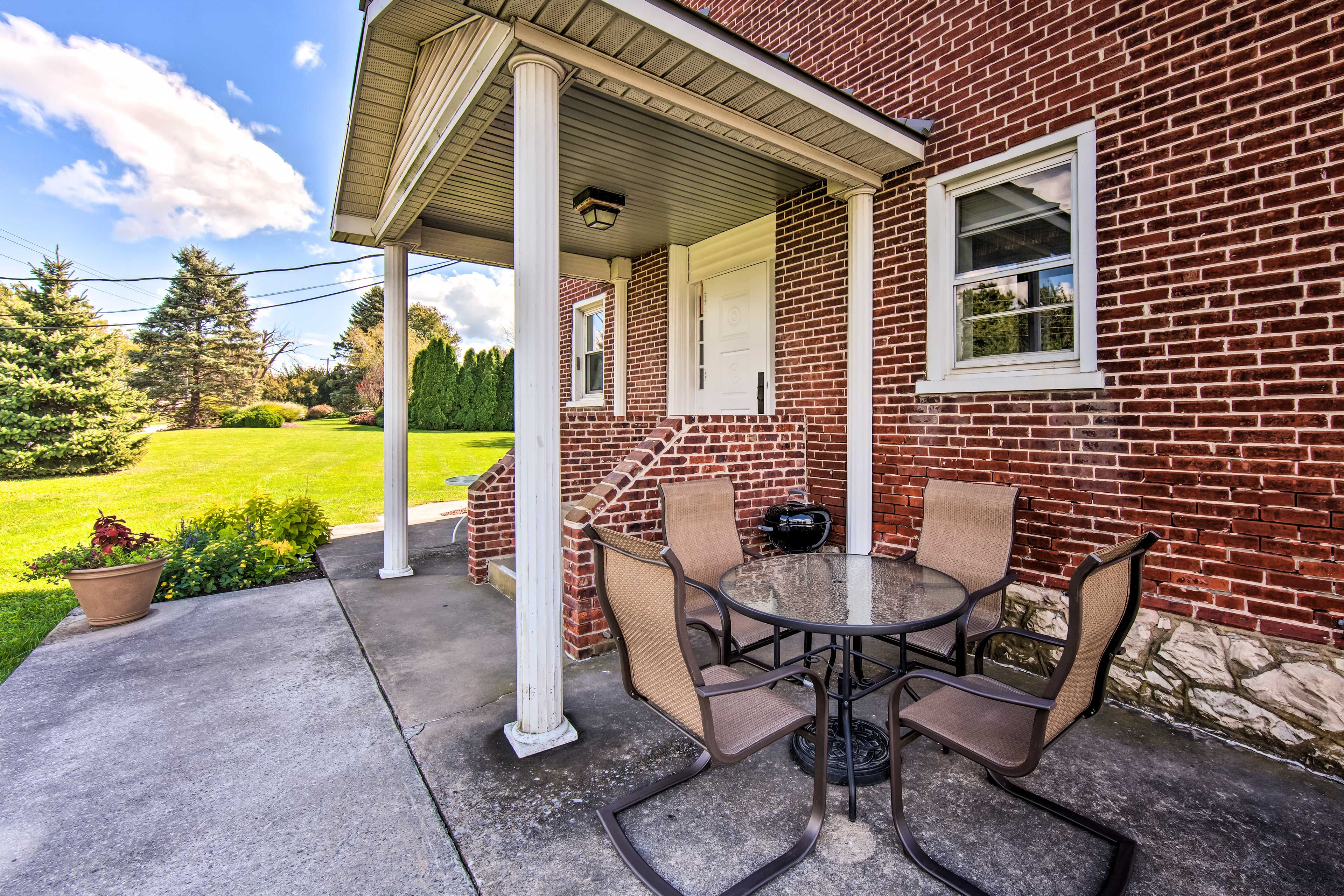 Community Amenities | Patio w/ Dining Area | Charcoal Grill