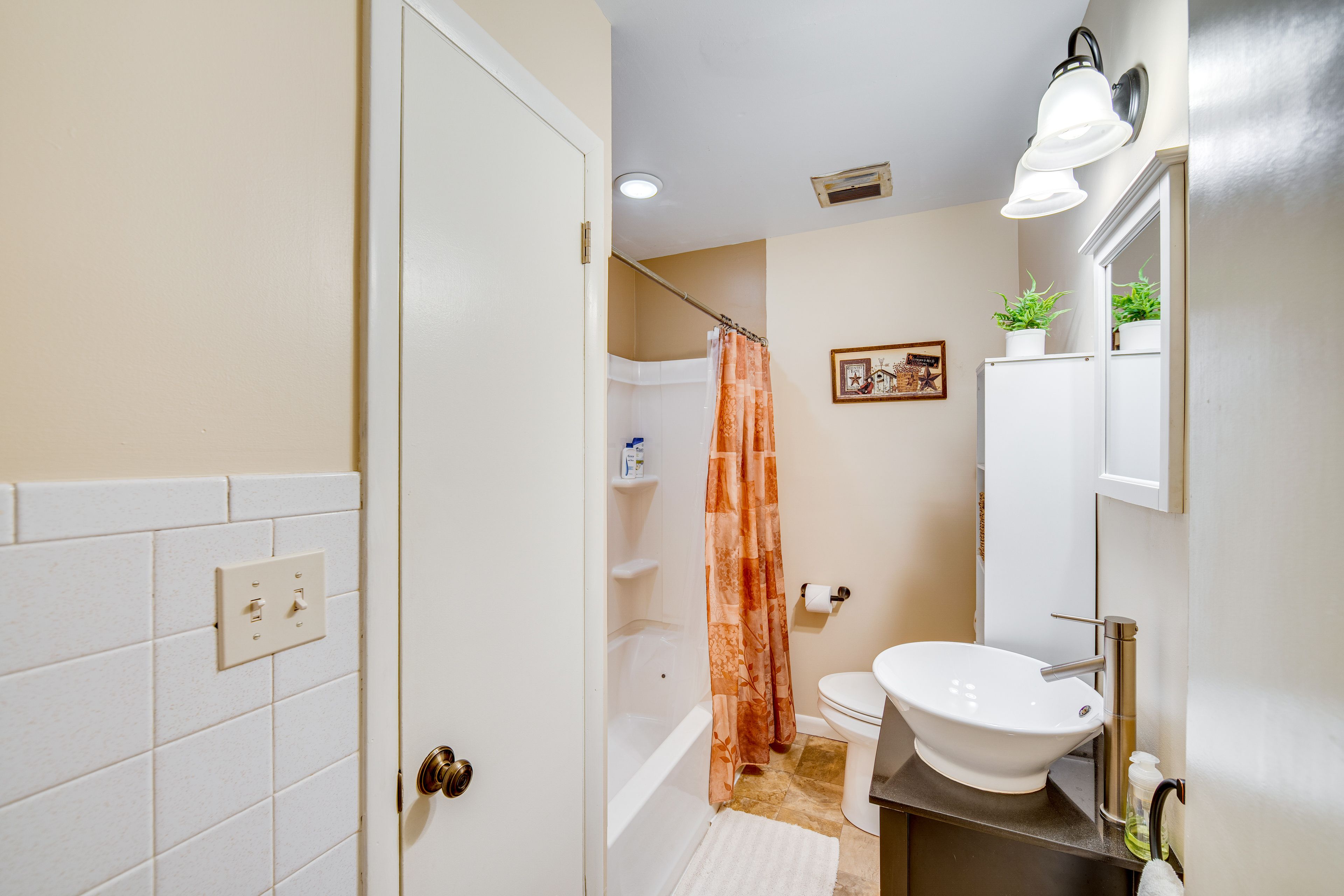 Full Bathroom | Towels Provided | Complimentary Toiletries