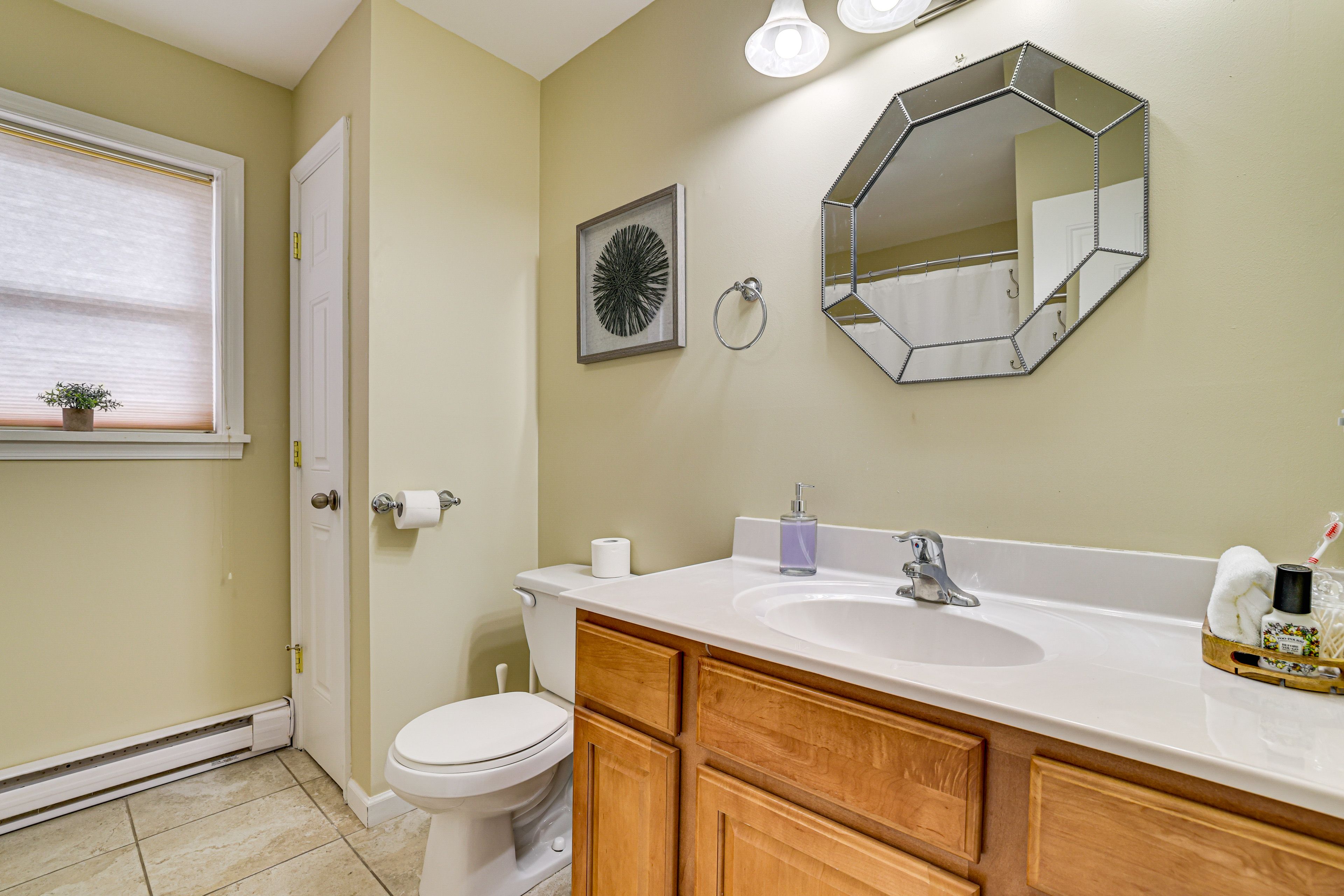 Full Bathroom | Towels Provided
