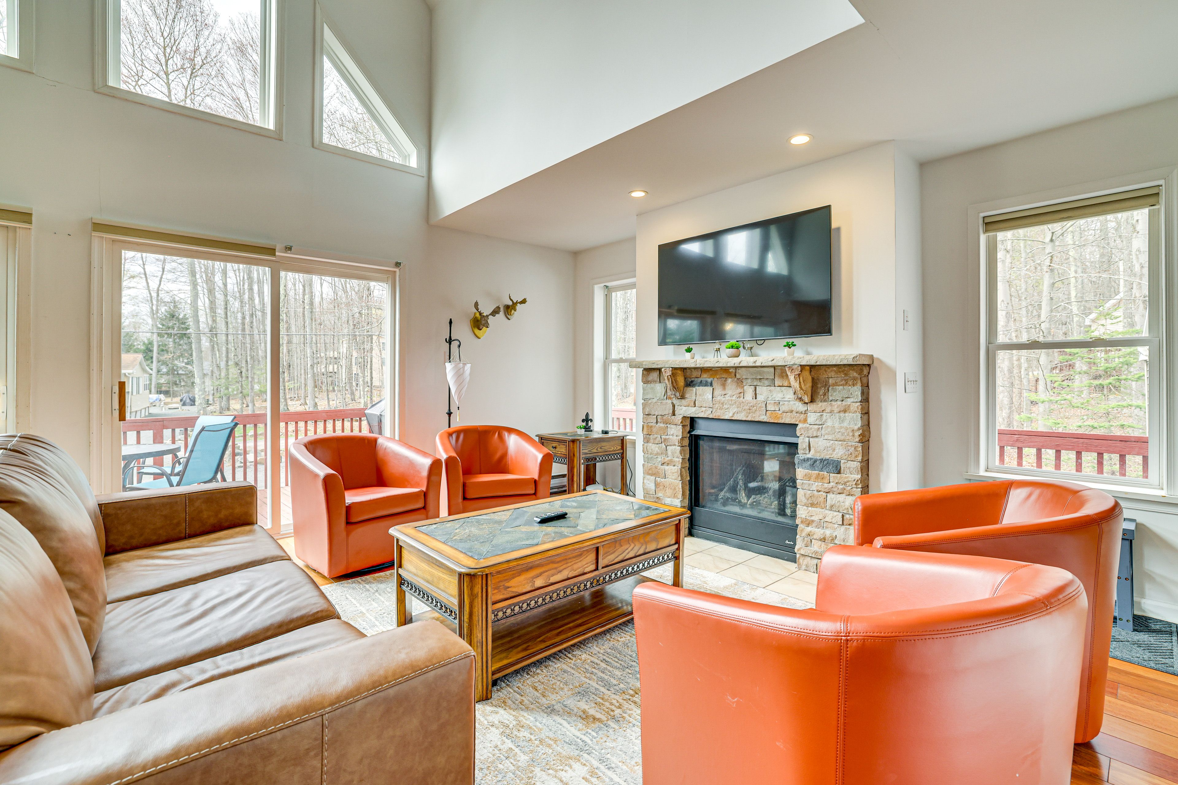 Living Room | Fireplace | Free WiFi | Smart TV