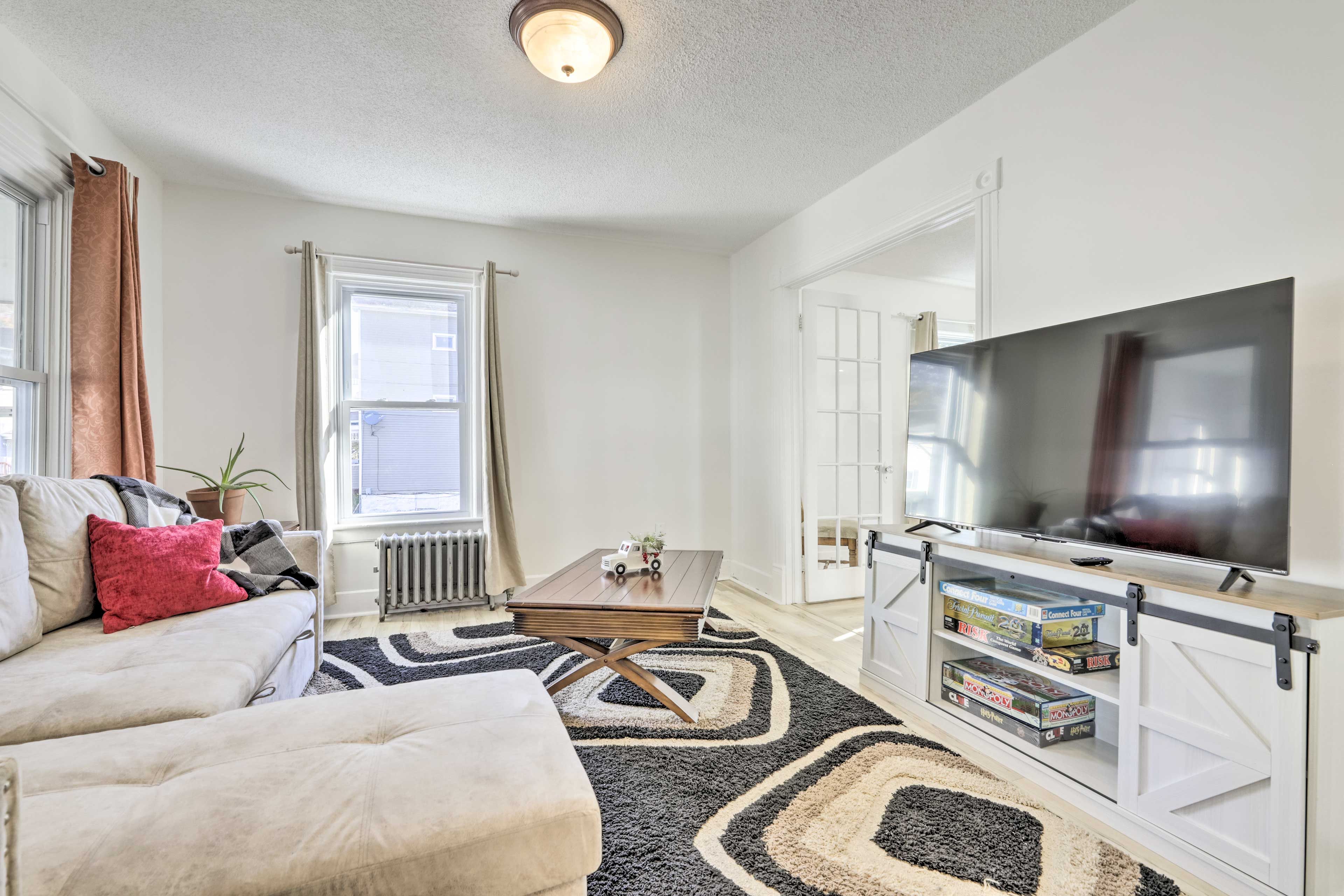 Living Room | Sleeper Sofa | Smart TV
