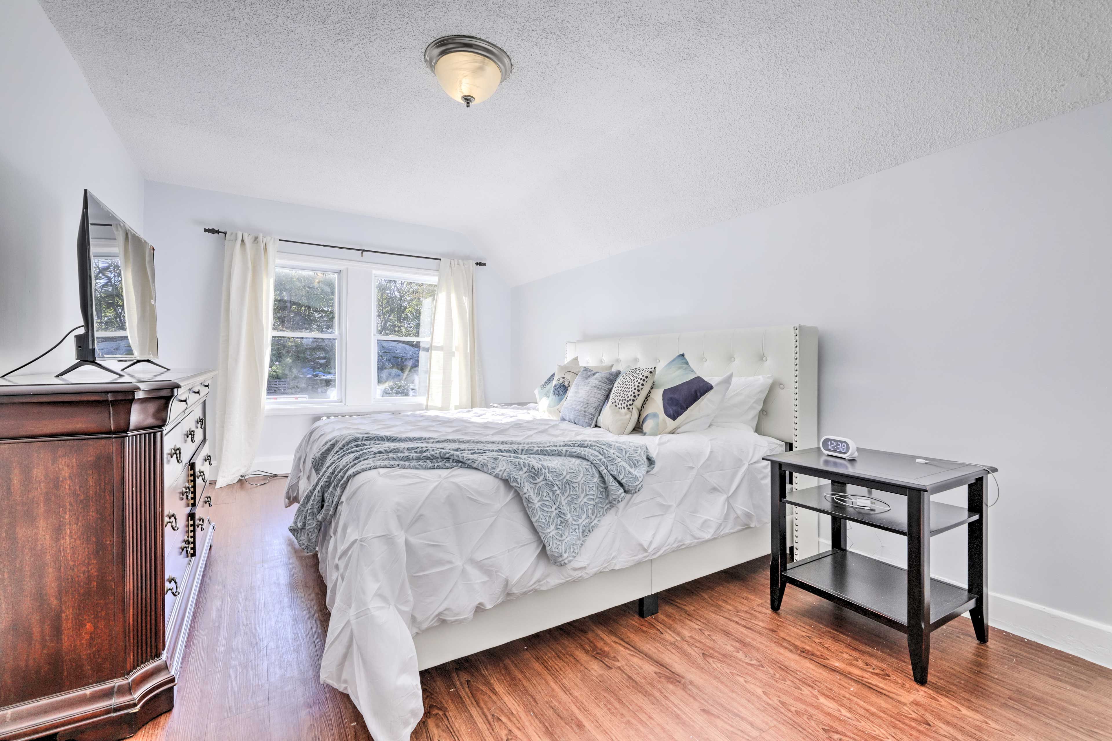 Bedroom 1 | King Bed | Linens Provided